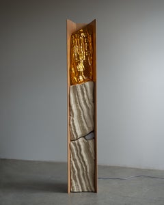 Lámpara «Magma» de Future Fossils, en madera de abeto de Douglas, gres y cristal, diseñada por Simon Johns