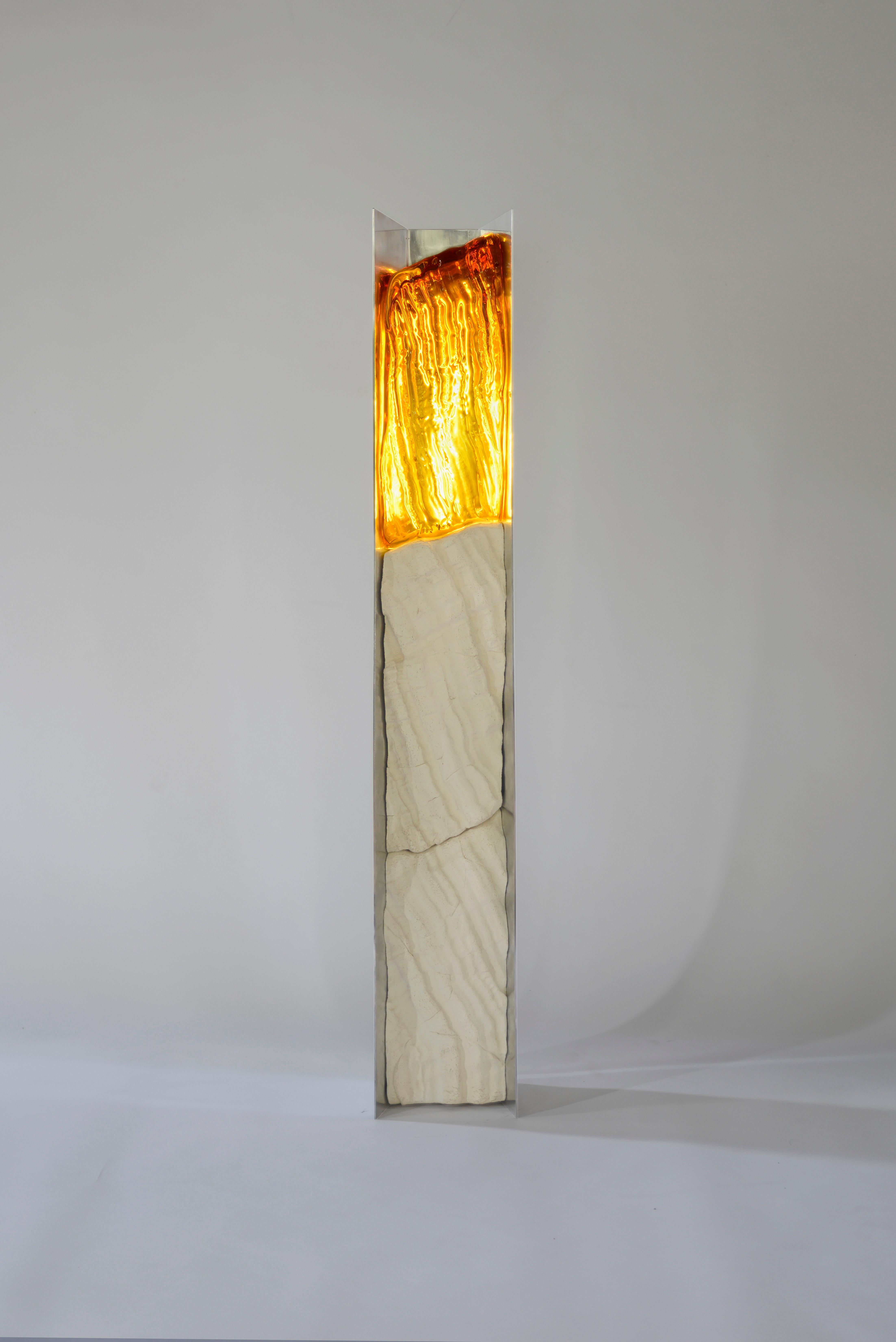 Future Fossils Magma Lamp è una lampada da terra realizzata in gres, alluminio lucido e vetro soffiato spesso. Gli stampi vengono realizzati con una texture intagliata a mano, l'argilla viene pressata in due parti di queste forme e il vetro spesso