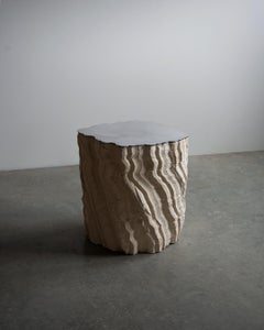 Table d'appoint Fossils en grès blanc de Simon Johns