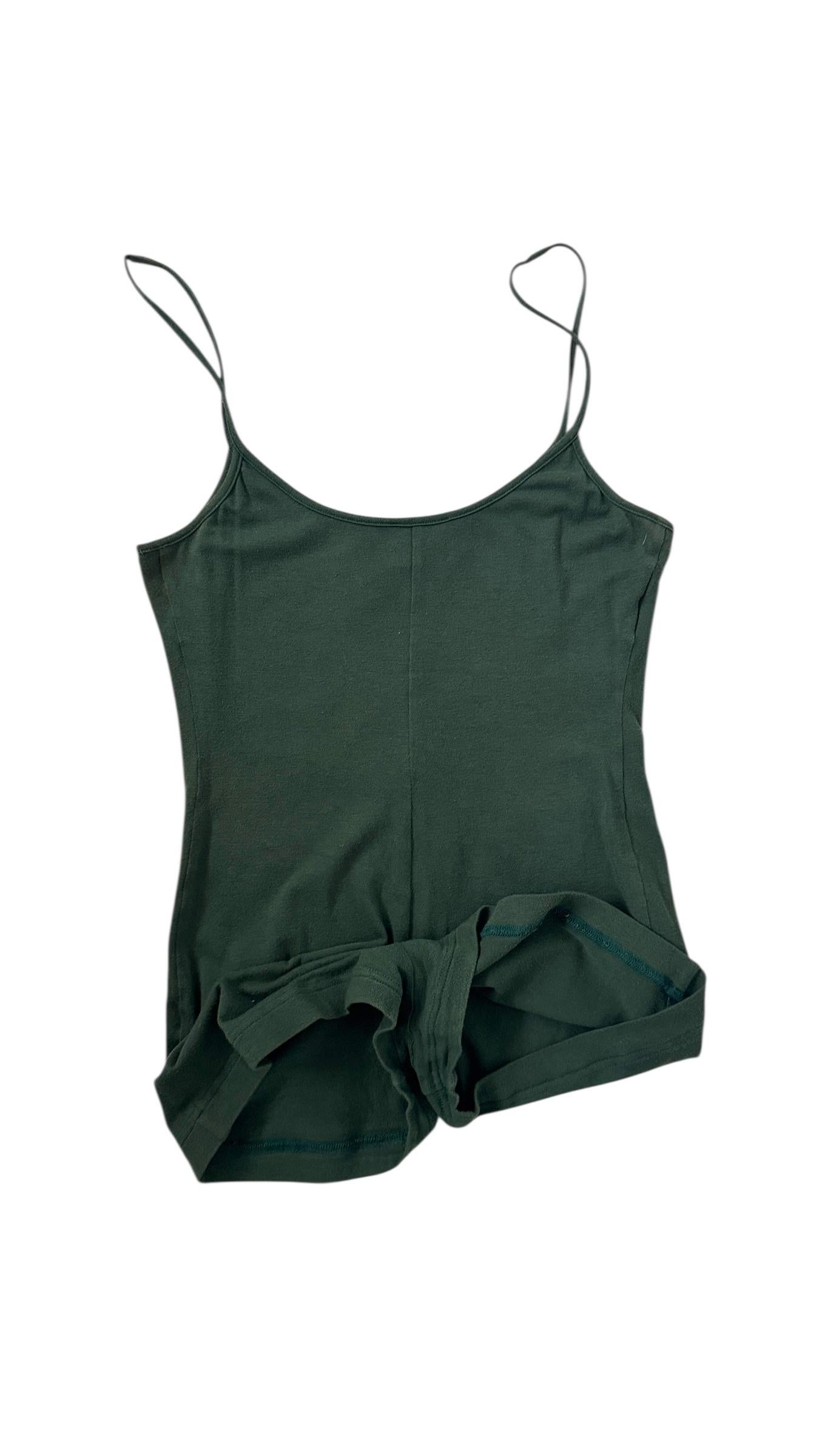 Raro y llamativo mono minimalista de Future Ozbek, de la década de 1990. Confeccionada en suave algodón jersey elástico en un intenso tono verde bosque, esta prenda de una pieza presenta finos tirantes finos y una silueta ceñida que abraza el cuerpo
