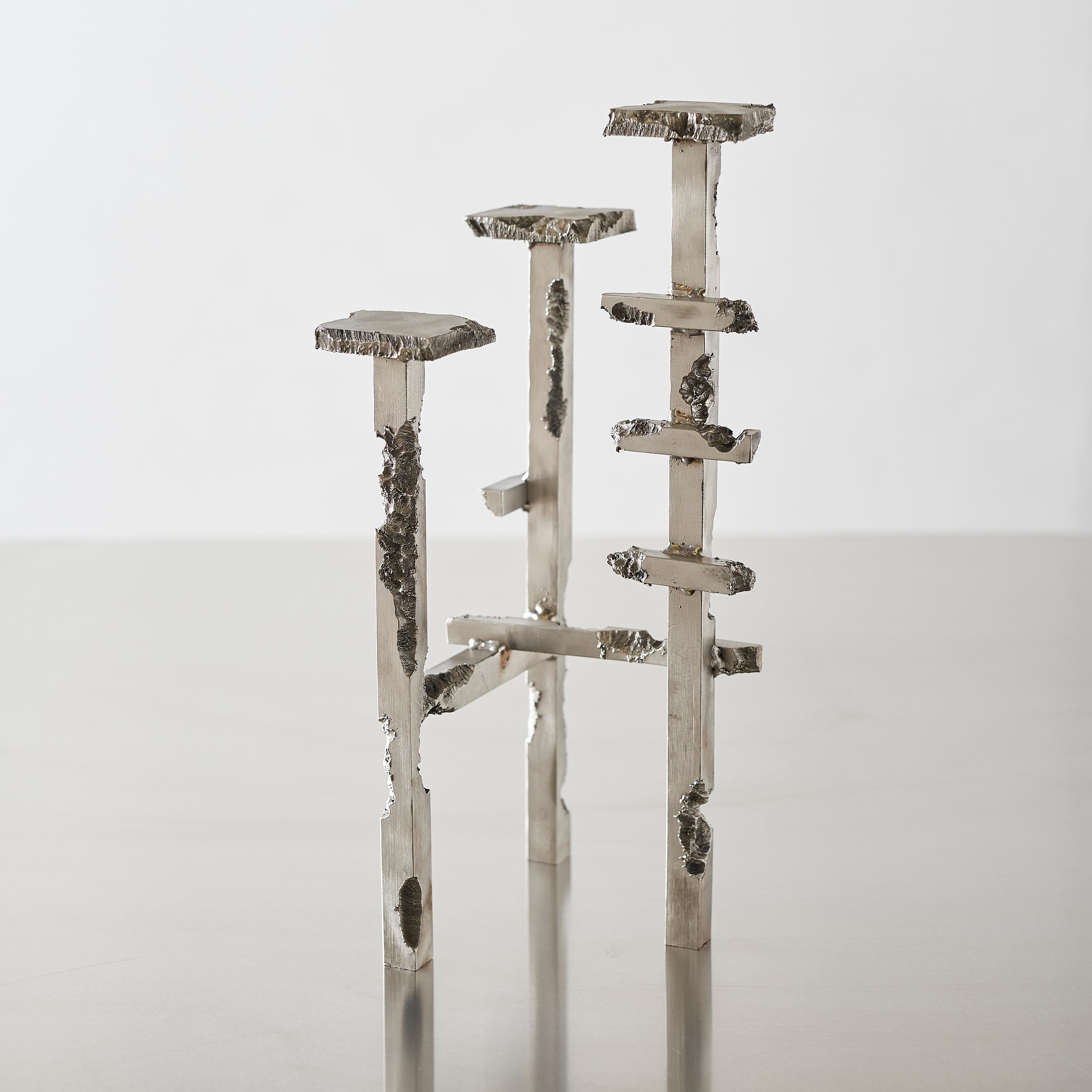 Bougeoir Future Ruins de Michael Gittings
Unique en son genre
Dimensions : D&H 15 x L 15 x H 35 cm
Matériaux : Acier inoxydable.

Michael Gittings
Le designer Michael Gittings, basé à Melbourne, a pour objectif de remettre en question les idées