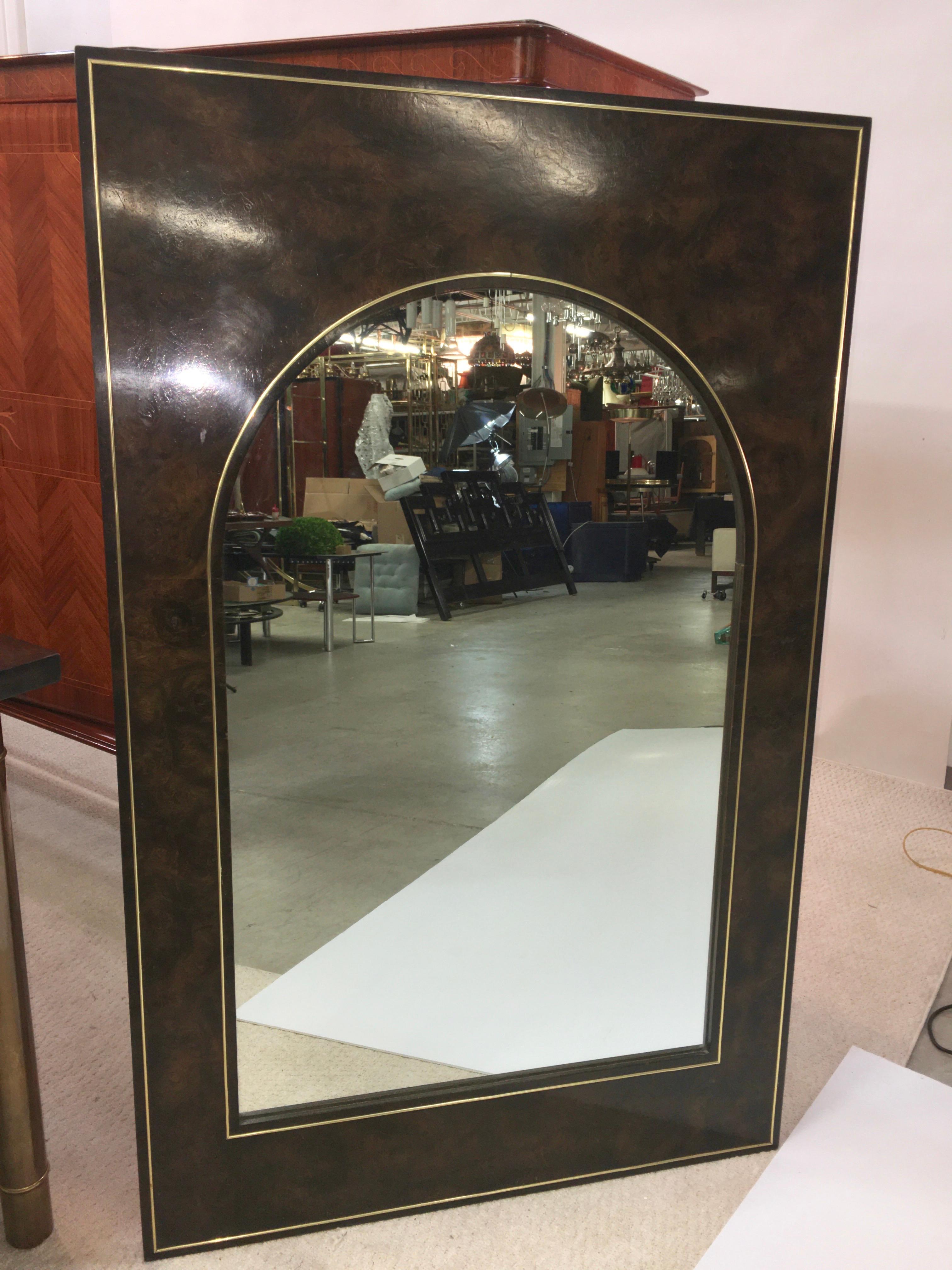 Futuristischer bogenförmiger spiegel aus karpatischem ulmenholz und messing von Mastercraft im Zustand „Gut“ im Angebot in Hanover, MA