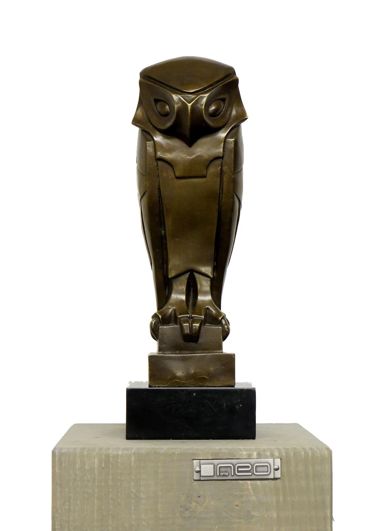 Questa scultura in bronzo reimmagina il gufo, un simbolo di saggezza senza tempo, attraverso la lente del Futurismo astratto. La forma della creatura viene decostruita in piani taglienti e volumi ritmici, fondendo la presenza animale con la