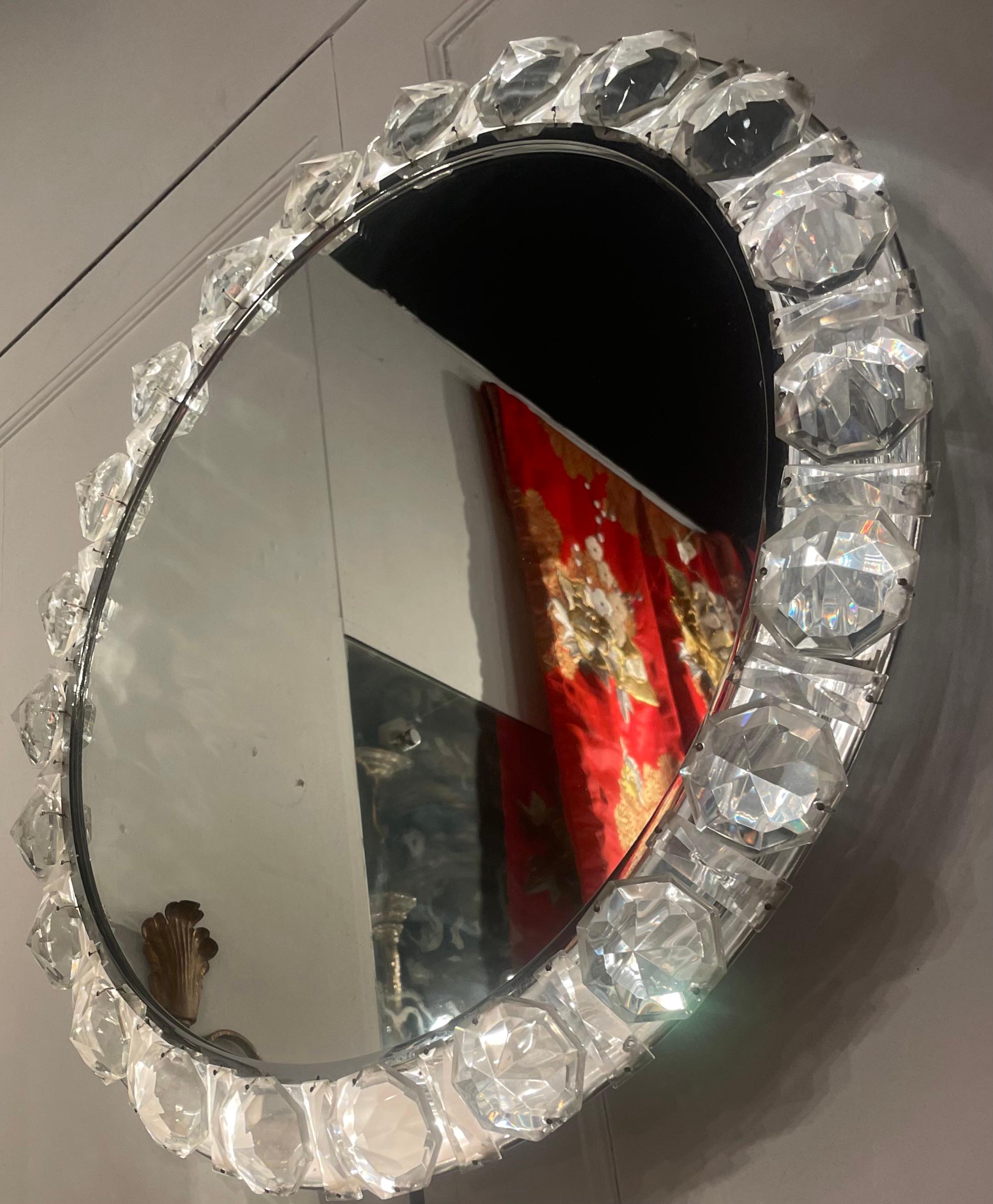 Miroir lumineux futuriste (huit lumières).
Grandes pièces en verre taillé sur tout le pourtour.
Allemagne, 1970.