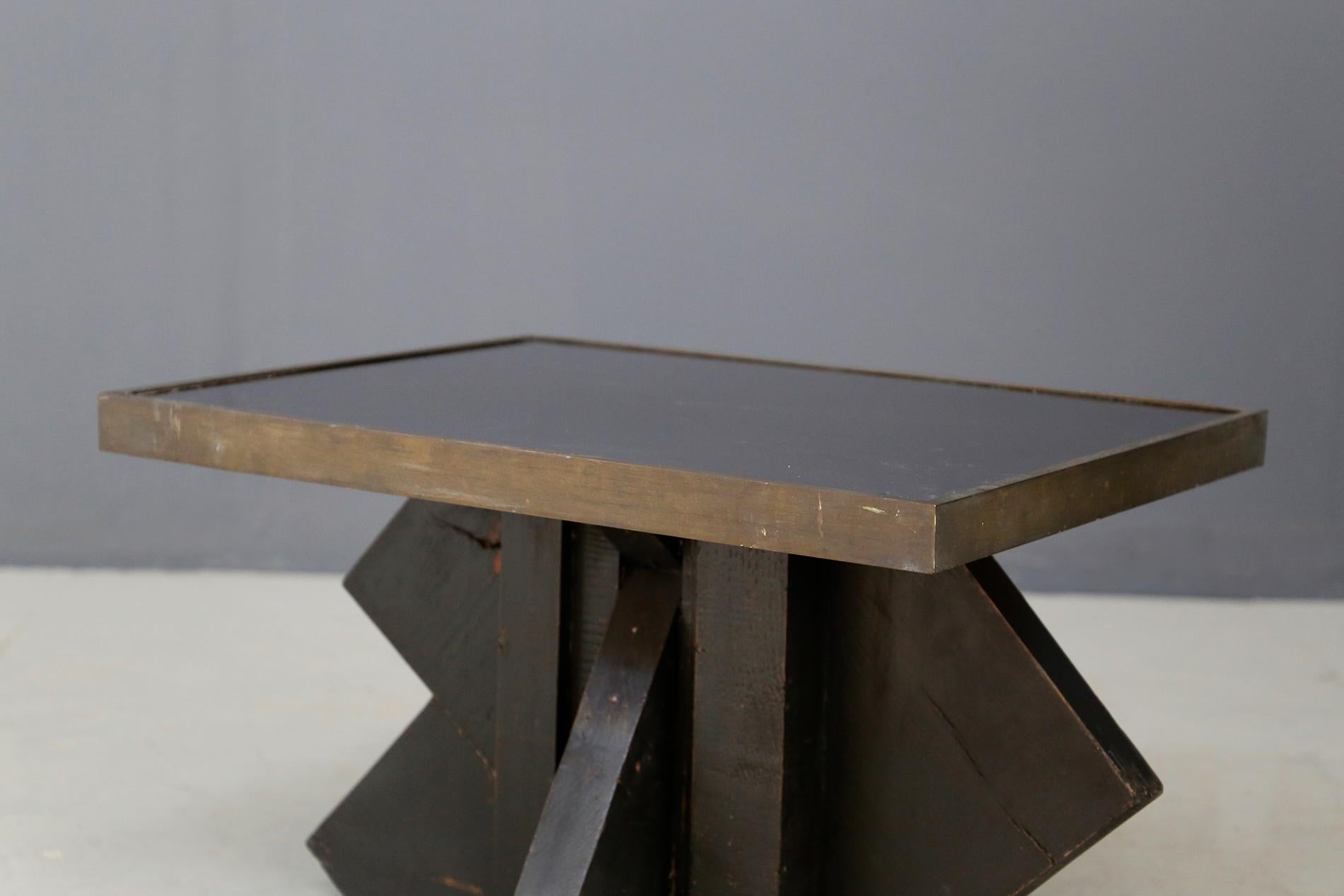 Futurist Coffee Table in Sculpted Wood and Brass, 1920s In Good Condition In Milano, IT