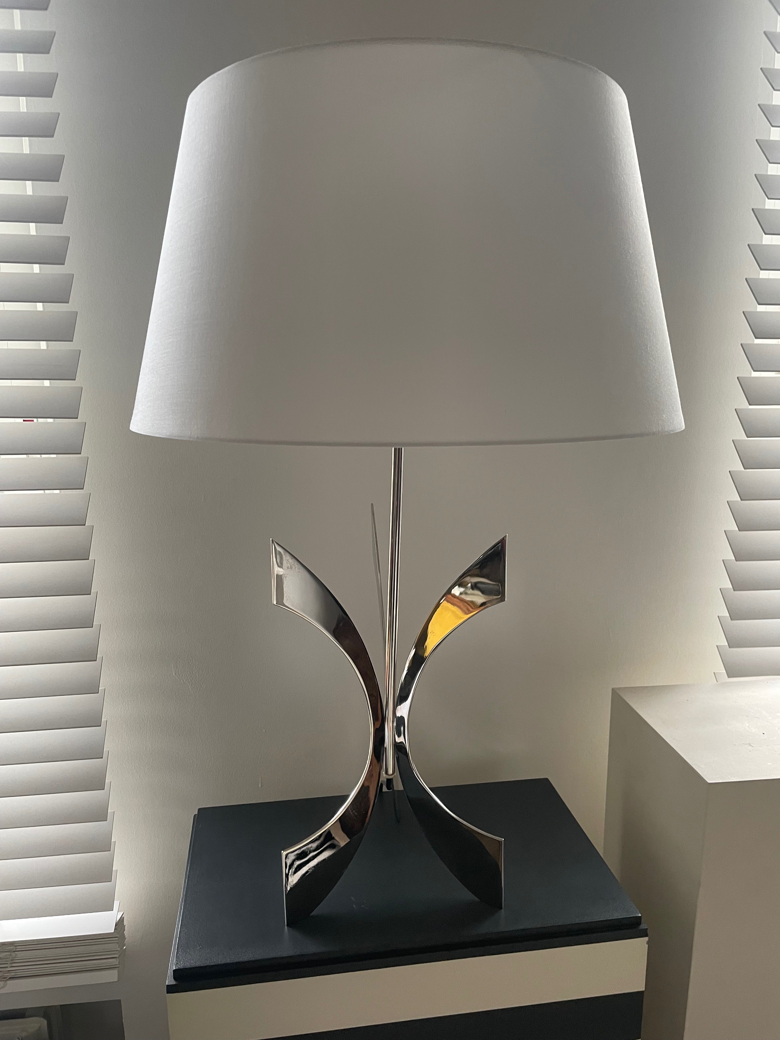 The base is formed by three angular saber silvered metal pieces.
Two lights and a white custom made lampshade (optional).
Rewired.
By Maria Perguay.
C. around 1975.