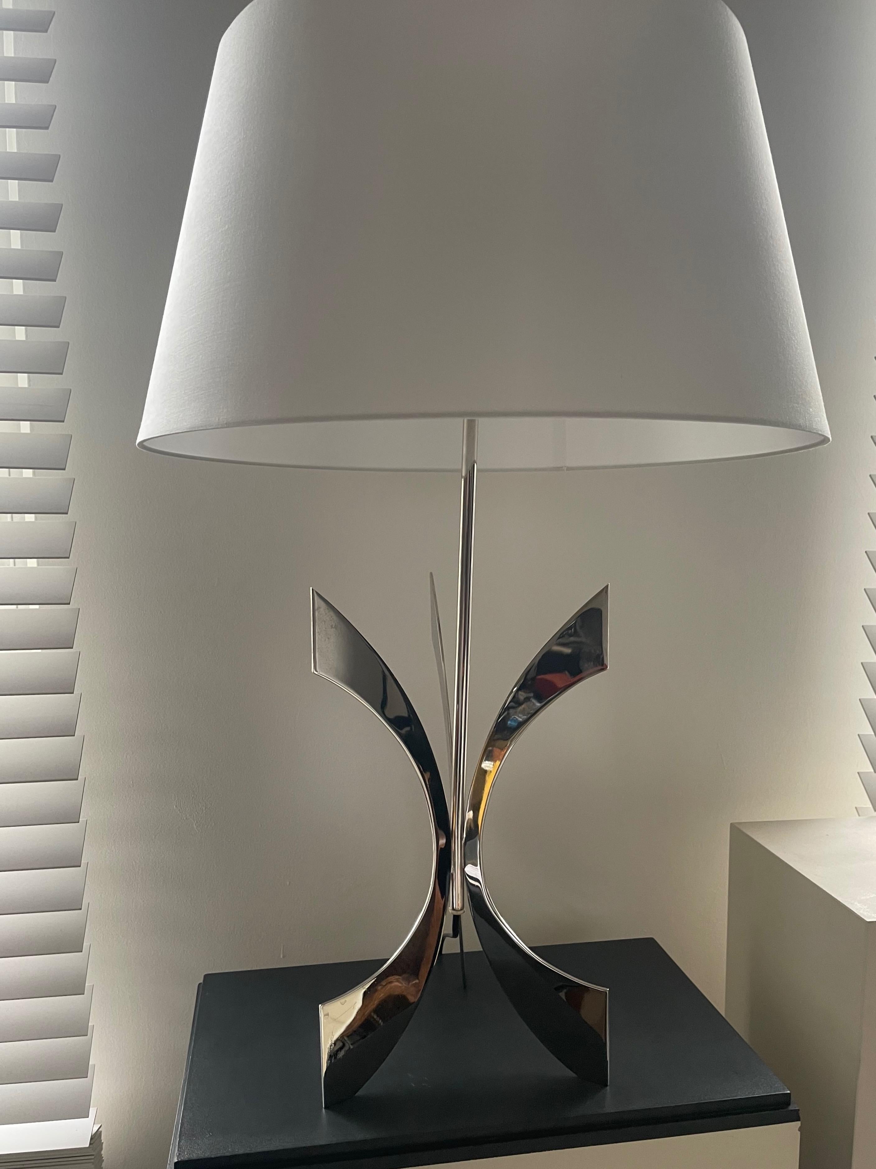 Futurist Silvered Metal Desk or Table Lamp by Maria Perguay- France 1975 In Excellent Condition For Sale In Brussels, BE