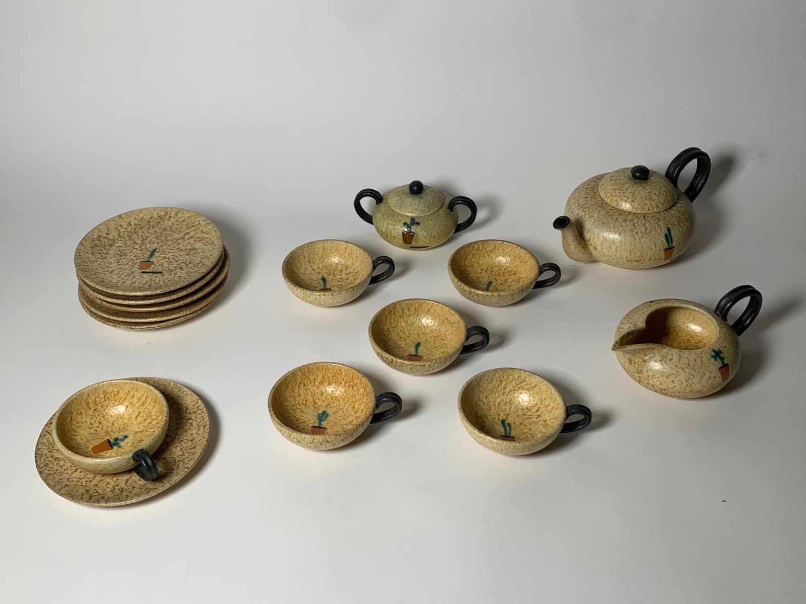 Juego de té futurista diseñado y producido en Italia por Ivos Pacetti para Fiamma Albisola. El conjunto está en perfecto estado, firmado en la parte inferior. La fábrica de producción de cerámica artística 