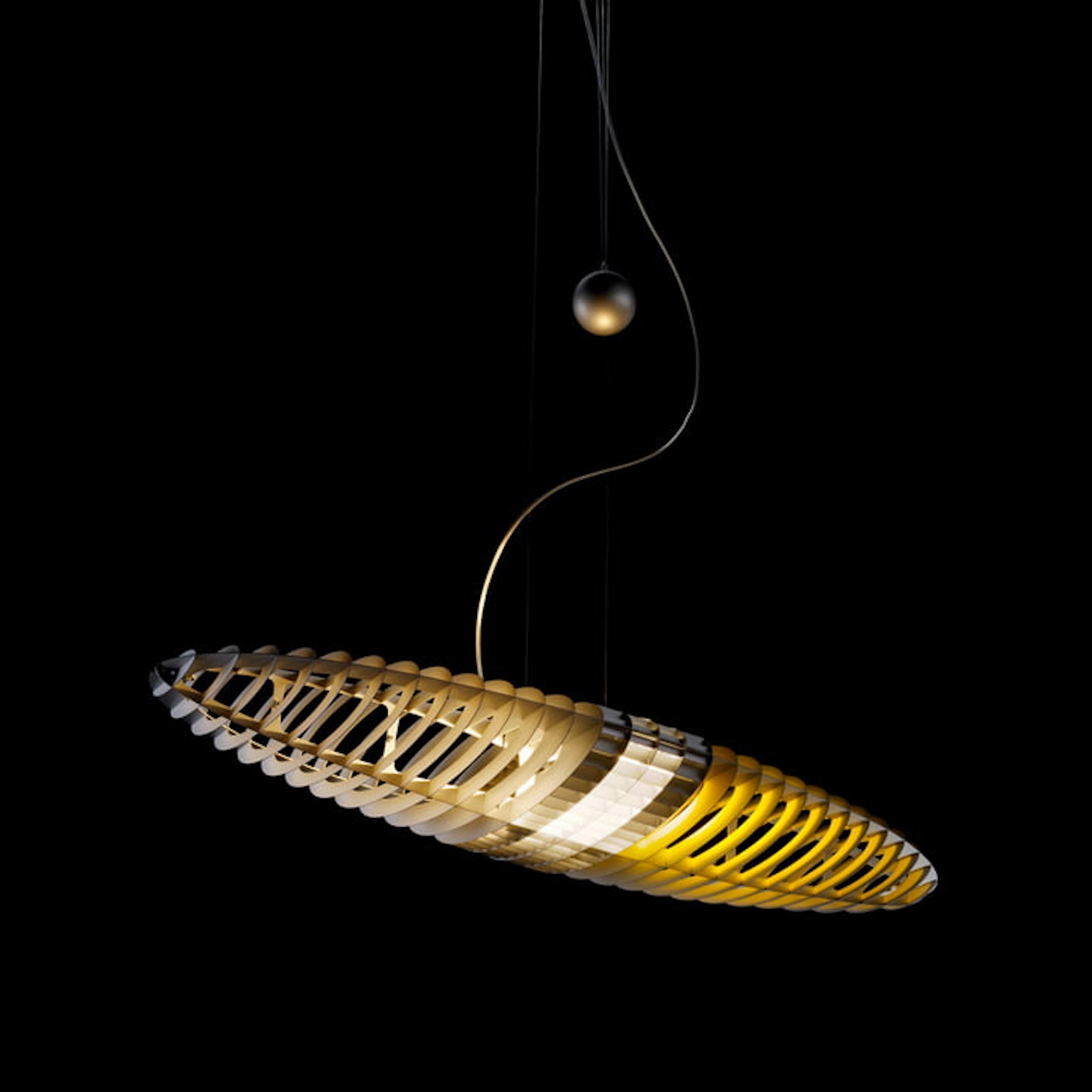 Zeppelin futuriste ou lampe suspendue de forme elliptique appelée Titania D17. Il a été conçu en 1987 par le duo italien Alberto Meda & Paolo Rizzato pour Luceplan. Il est composé de lames/glissoires en aluminium recouvertes de titane partiellement