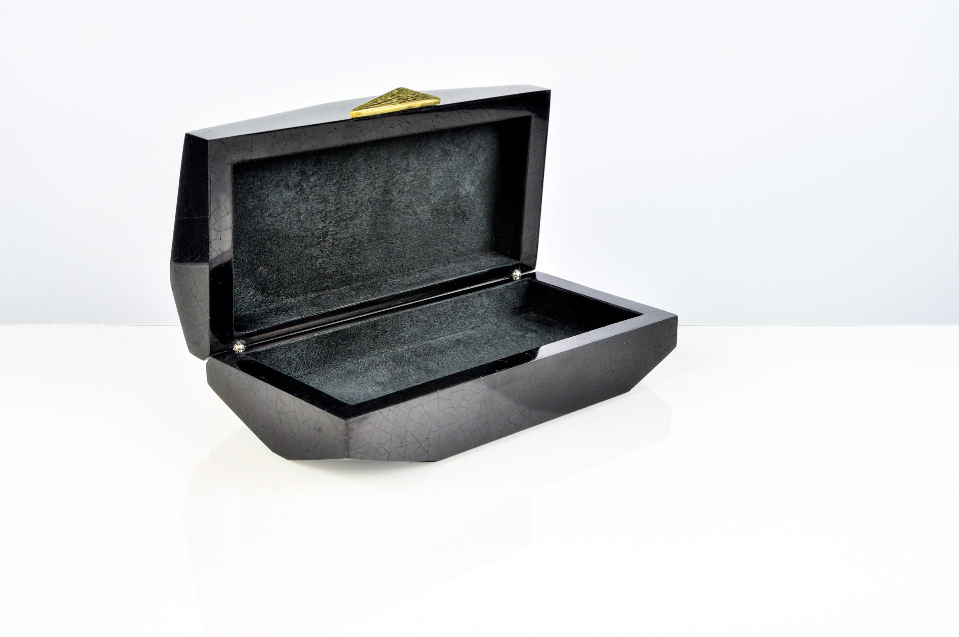 This trinket box is handcrafted with black shell marquetry.
It has a casted brass handle.

The box is hinged and the interior is lined with a high quality black microsuede.

 
The dimensions of this piece are 7,87