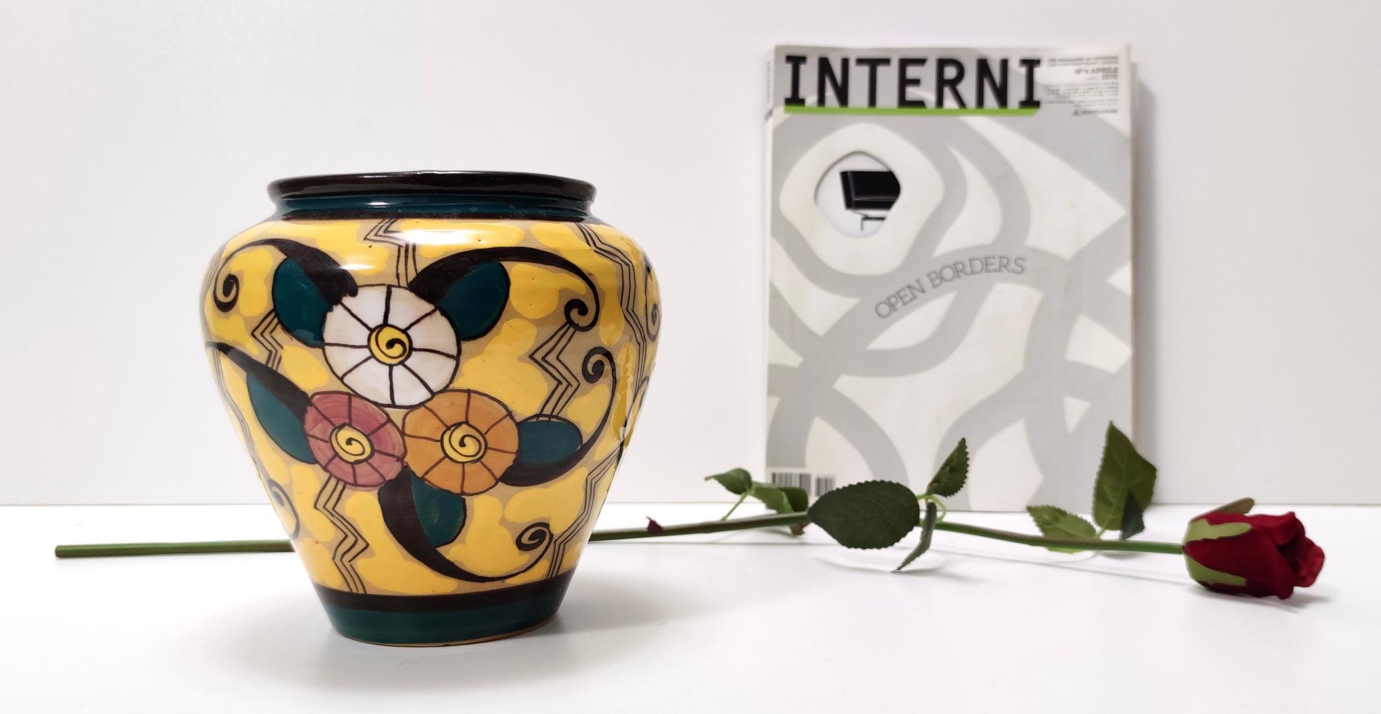 Hergestellt in Italien, 1920er Jahre.
Diese Vintage-Vase ist aus glasiertem Steingut hergestellt.
Es handelt sich um ein Vintage-Stück, daher kann es leichte Gebrauchsspuren aufweisen, ist aber in einem ausgezeichneten Originalzustand. 

Maße: