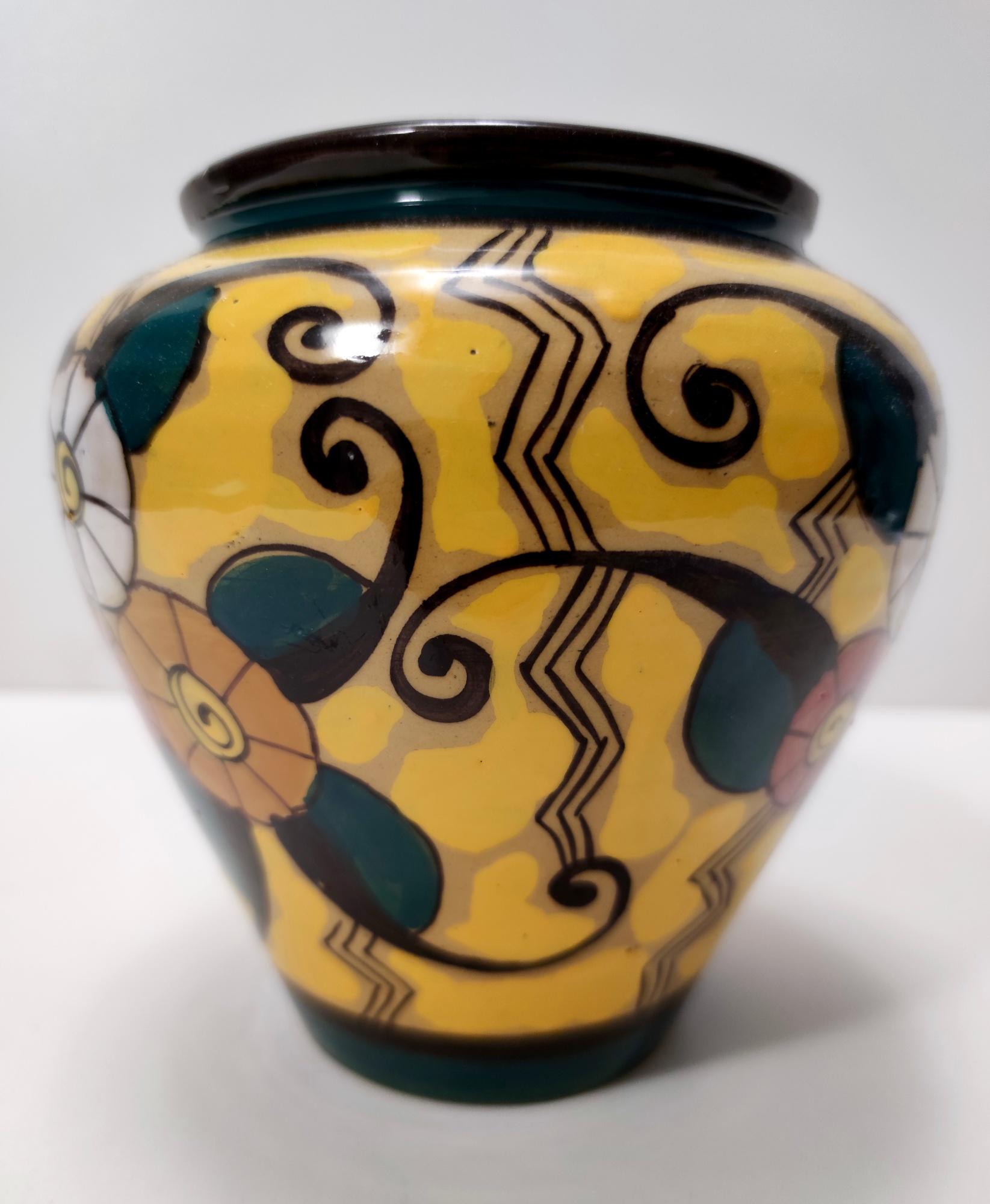 Futuristische Vase aus gelb glasiertem Steingut mit floralen Motiven, Italien (Glasiert) im Angebot