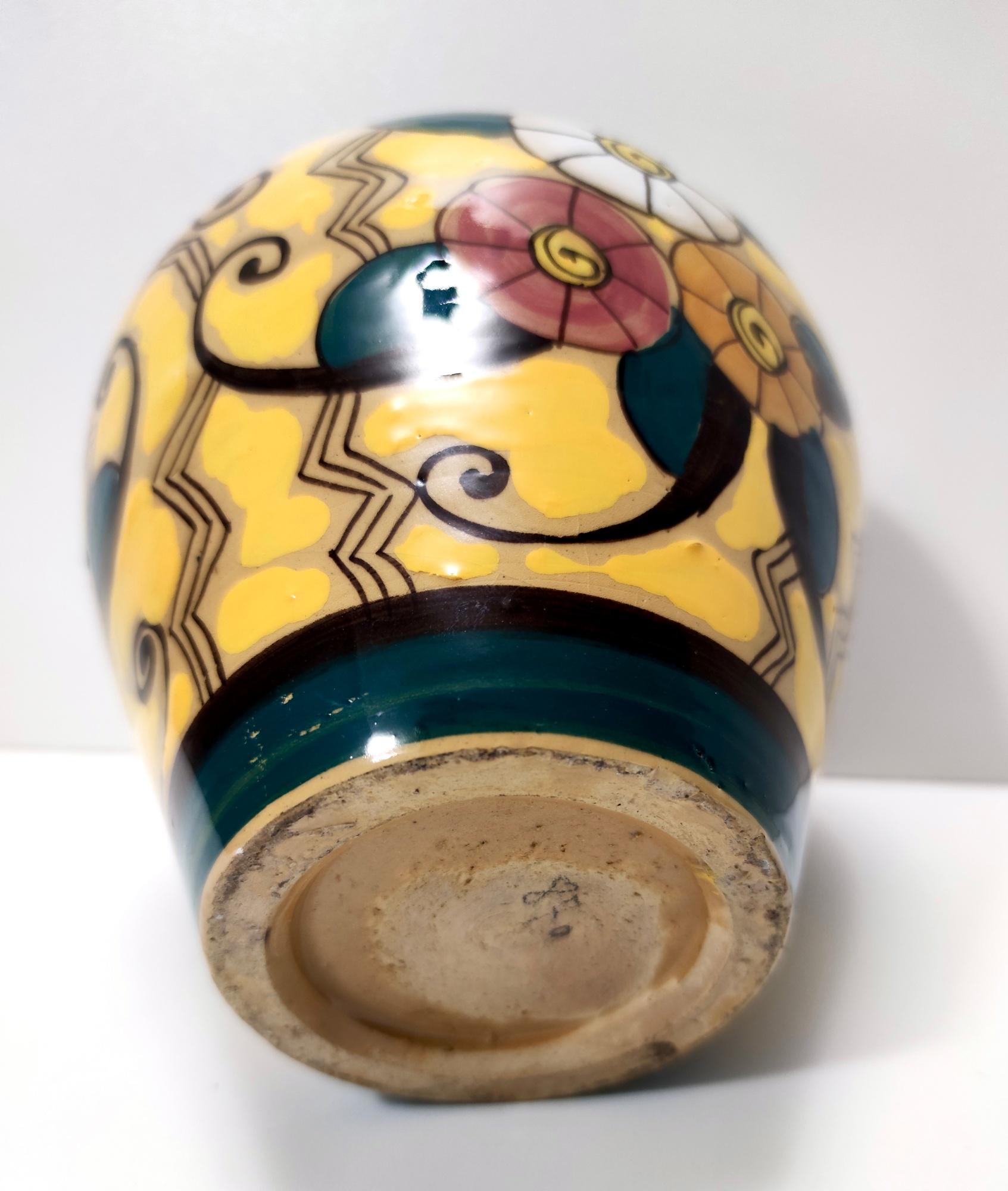 Futuristische Vase aus gelb glasiertem Steingut mit floralen Motiven, Italien (Tonware) im Angebot