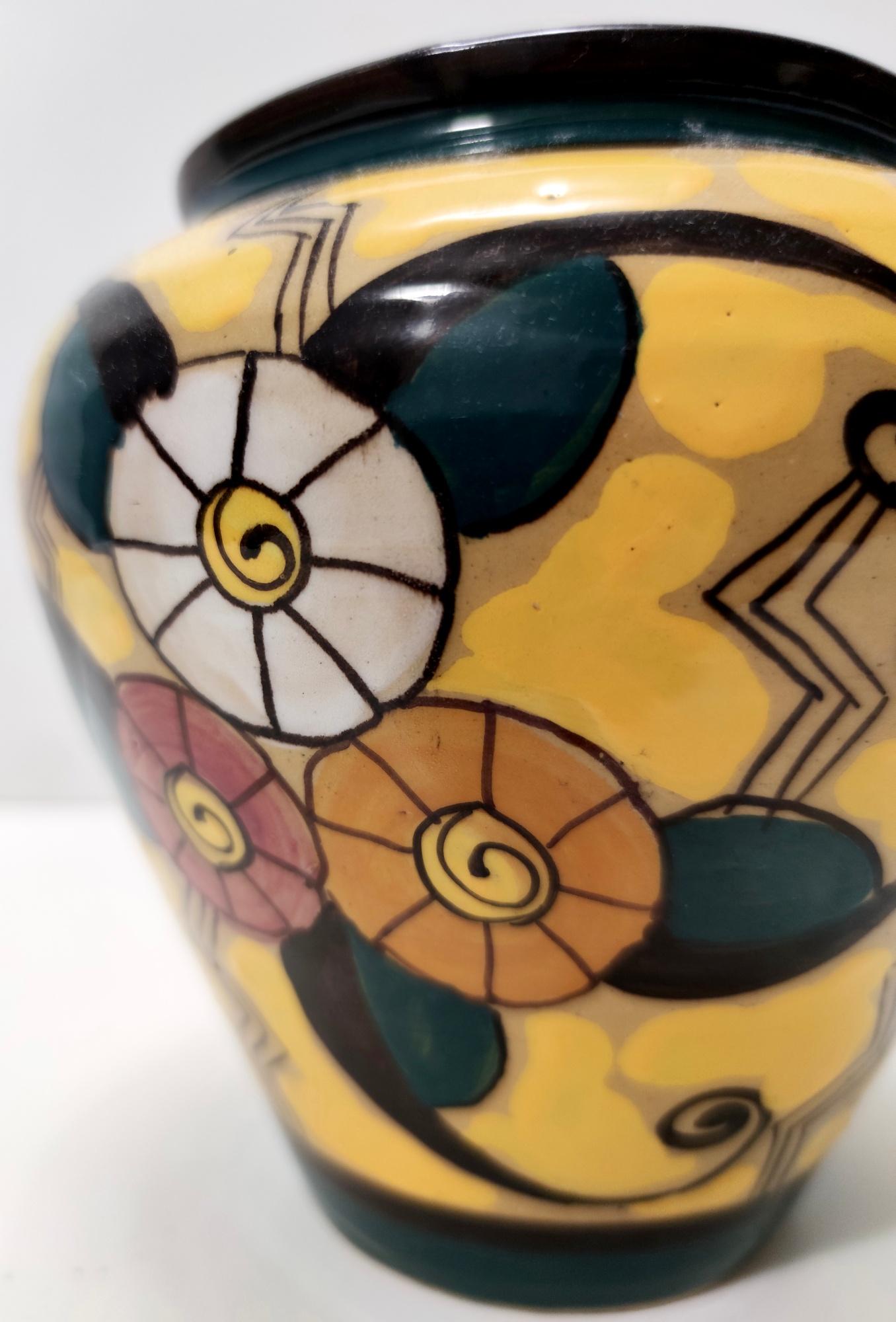 Futuristische Vase aus gelb glasiertem Steingut mit floralen Motiven, Italien im Angebot 1