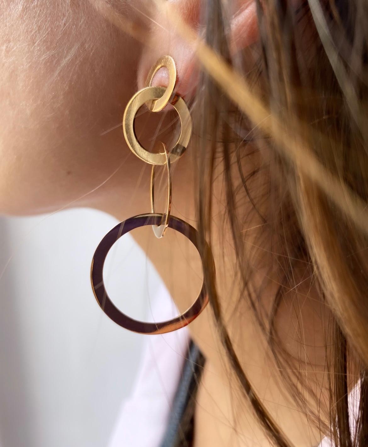 Modern Futuristic 18k Gold Hoop Interlocking Earrings Handcrafted in Italy For Sale