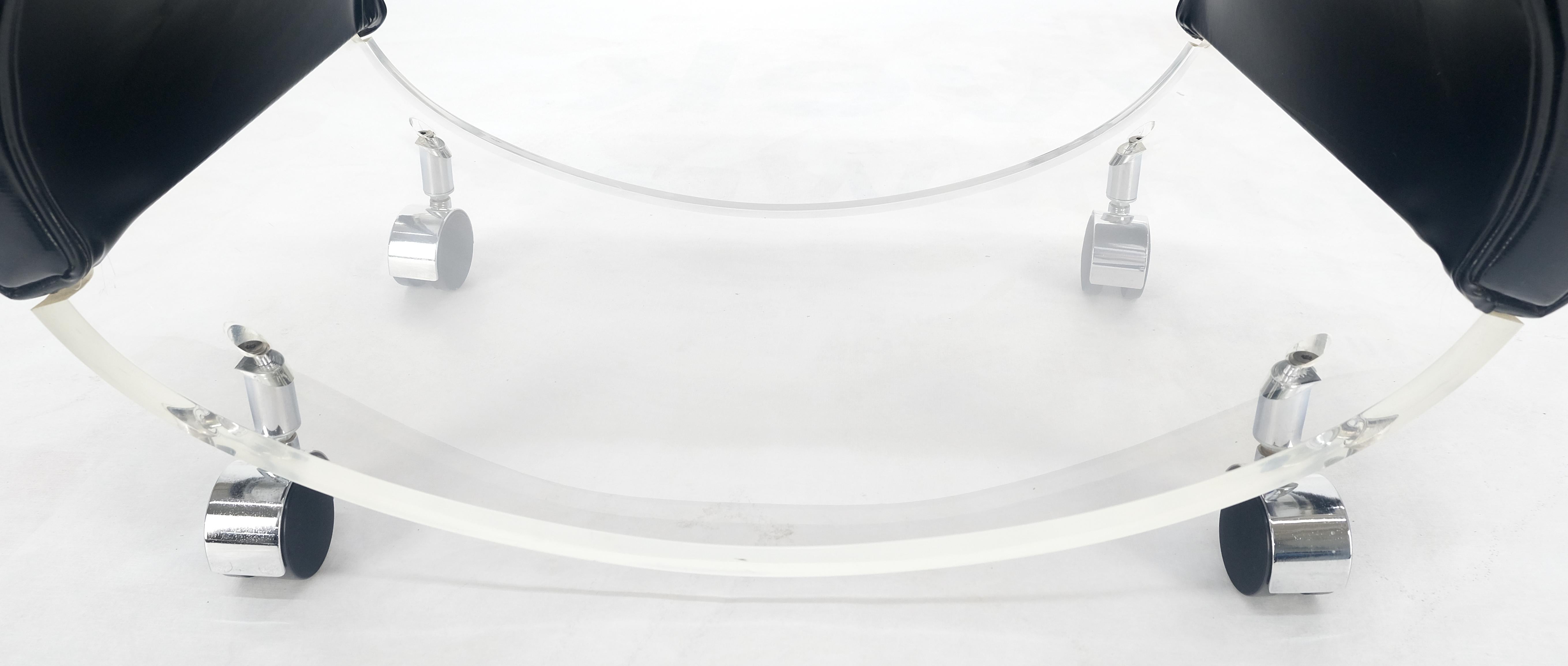 Tabouret de piano futuriste en cuir verni noir avec base ovale en lucite sur roulettes MINT !