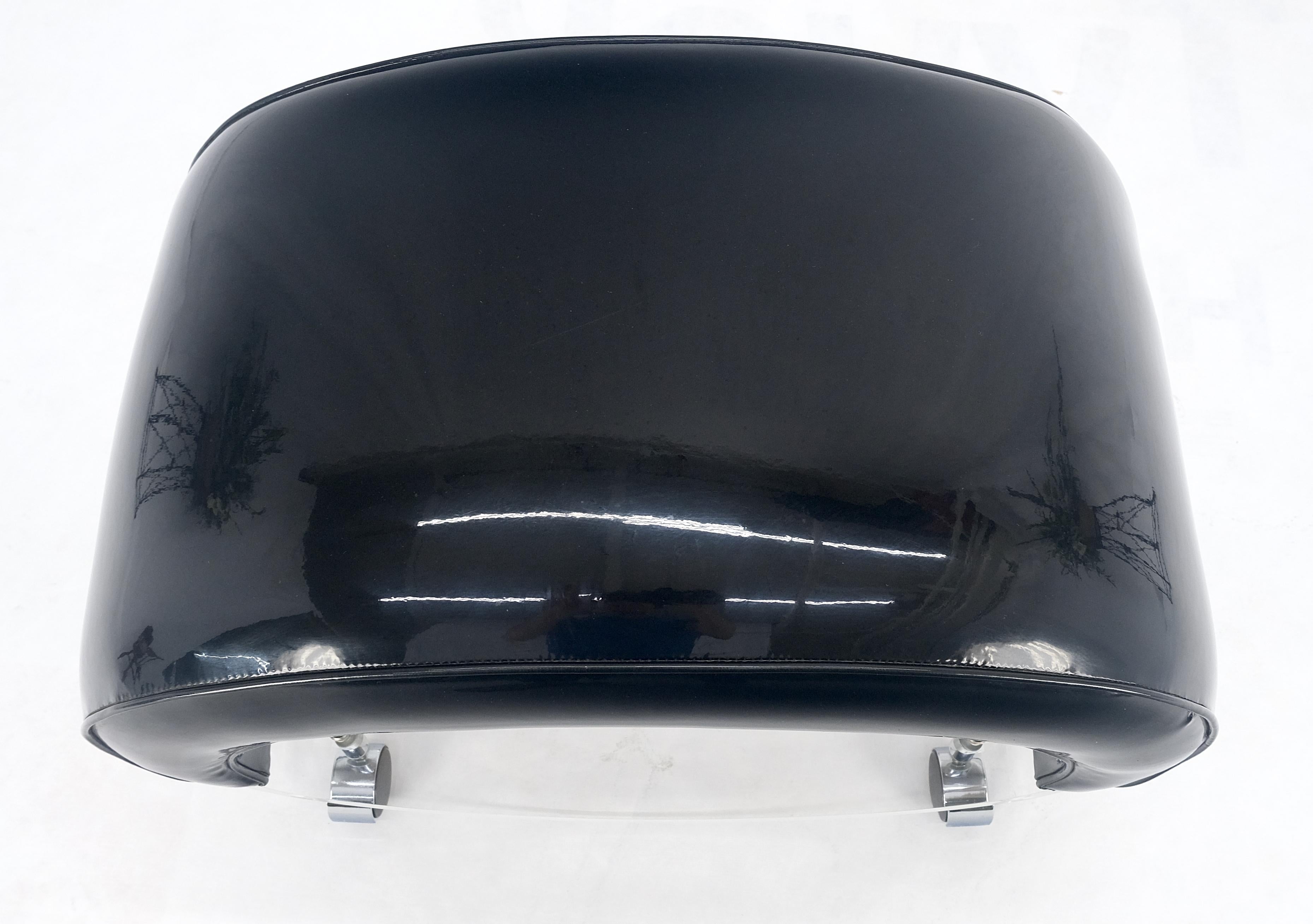 Mid-Century Modern Banc futuriste en cuir verni noir avec assise ovale en lucite sur roulettes MINT en vente