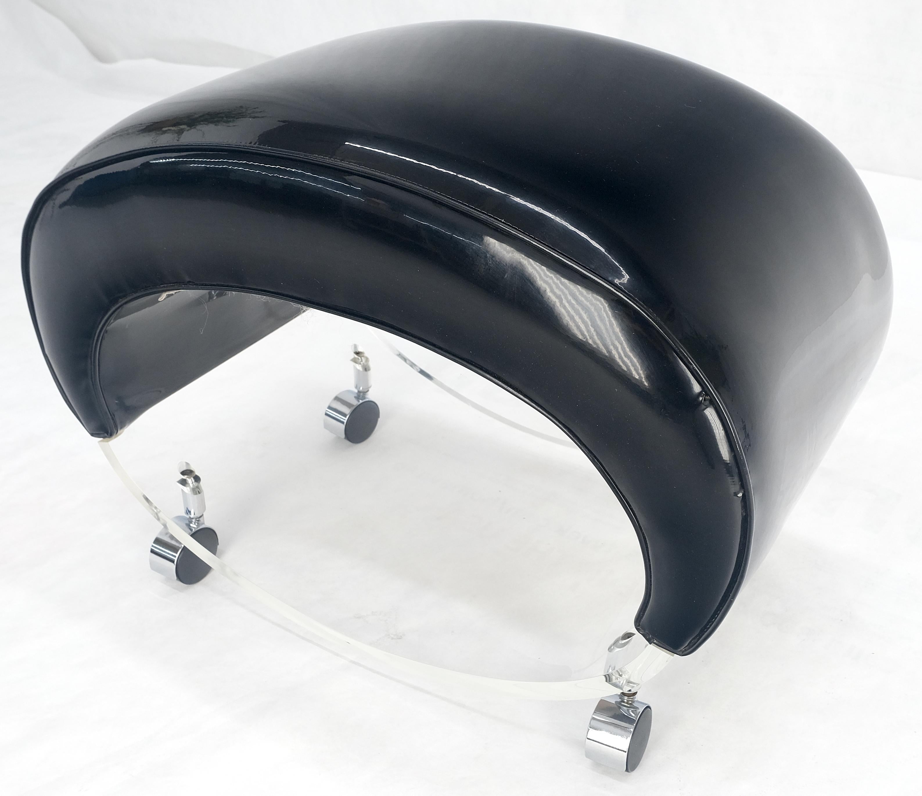 Banc futuriste en cuir verni noir avec assise ovale en lucite sur roulettes MINT Bon état - En vente à Rockaway, NJ