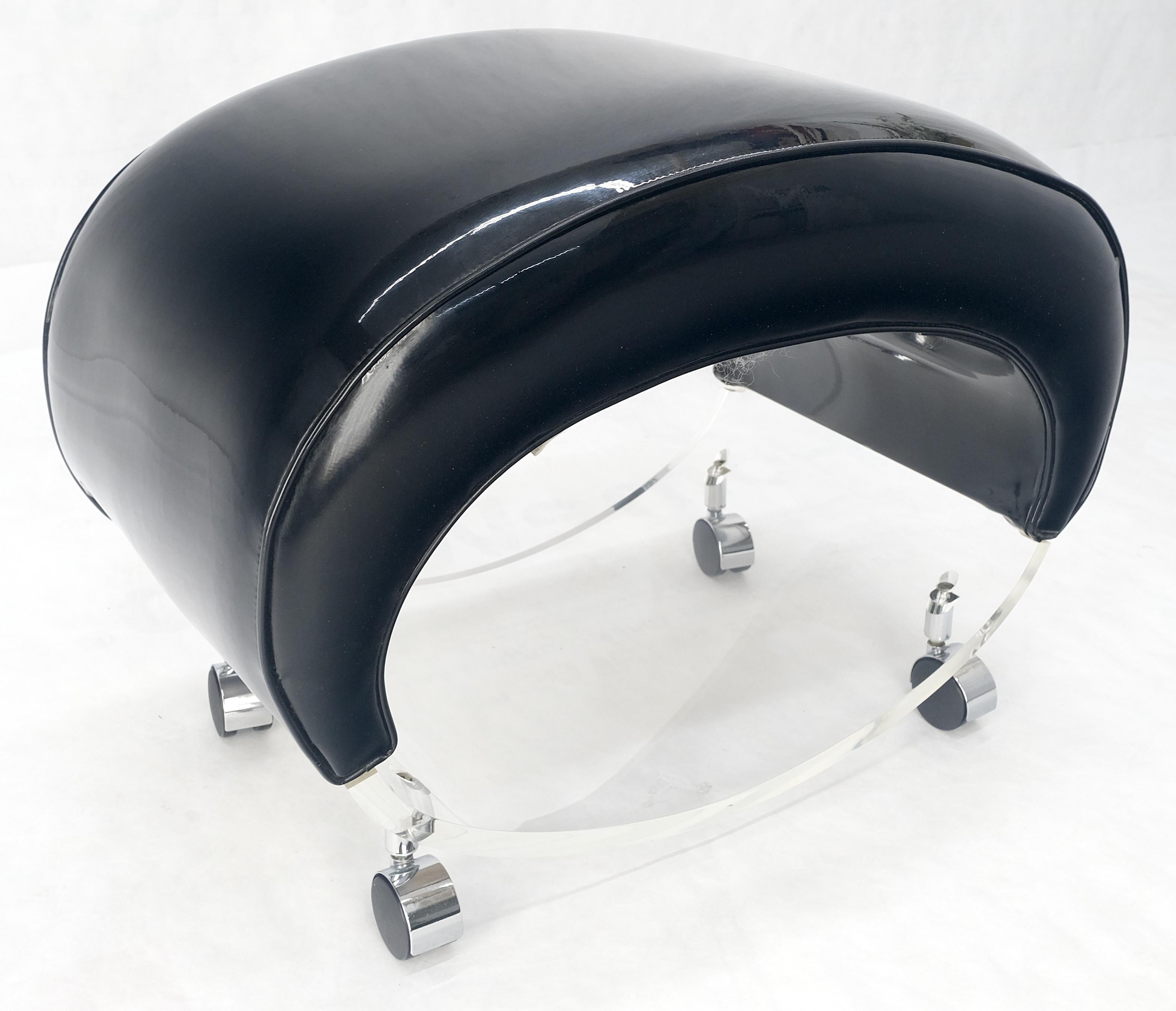 20ième siècle Banc futuriste en cuir verni noir avec assise ovale en lucite sur roulettes MINT en vente