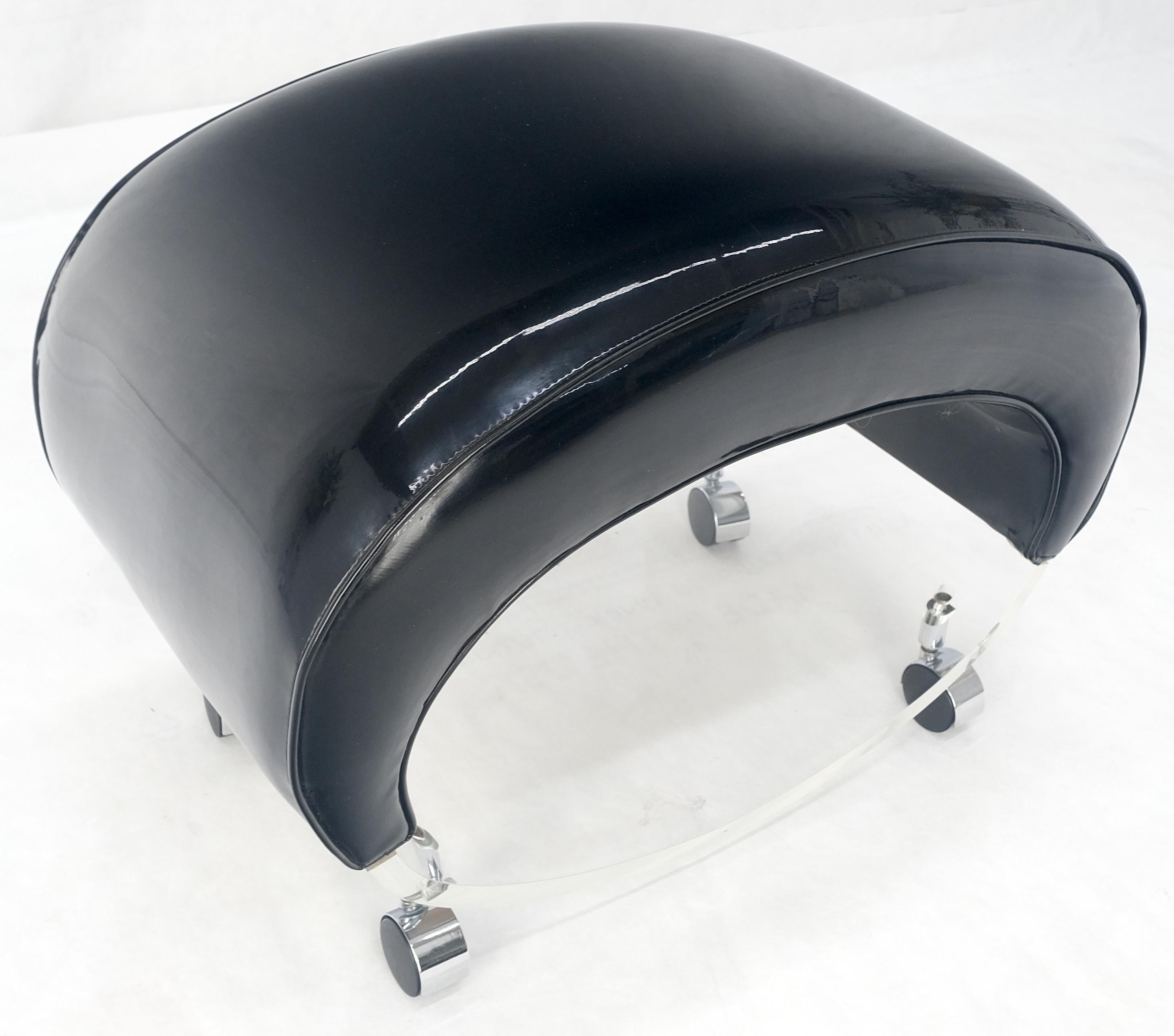 Tissu d'ameublement Banc futuriste en cuir verni noir avec assise ovale en lucite sur roulettes MINT en vente
