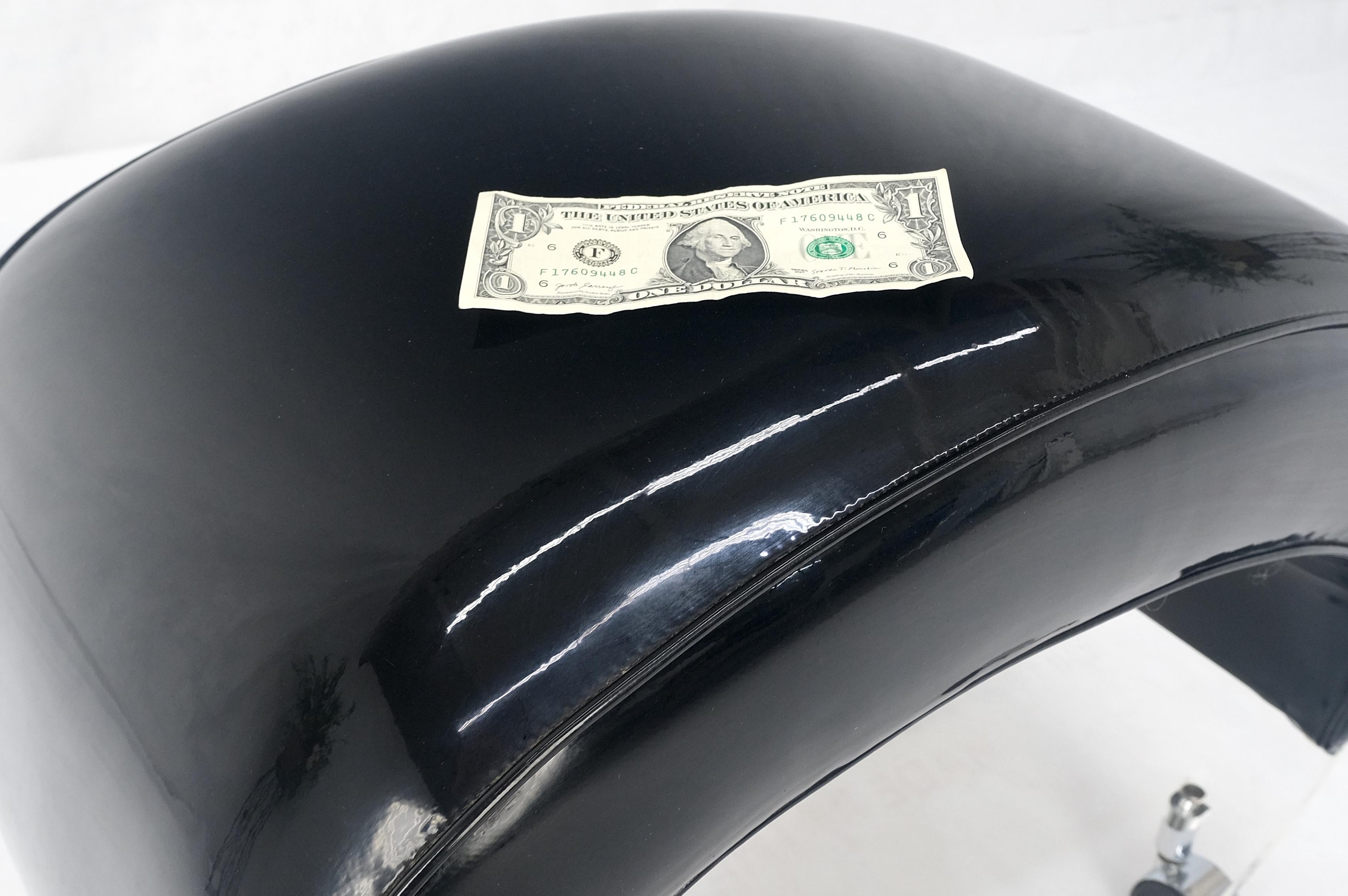 Banc futuriste en cuir verni noir avec assise ovale en lucite sur roulettes MINT en vente 1