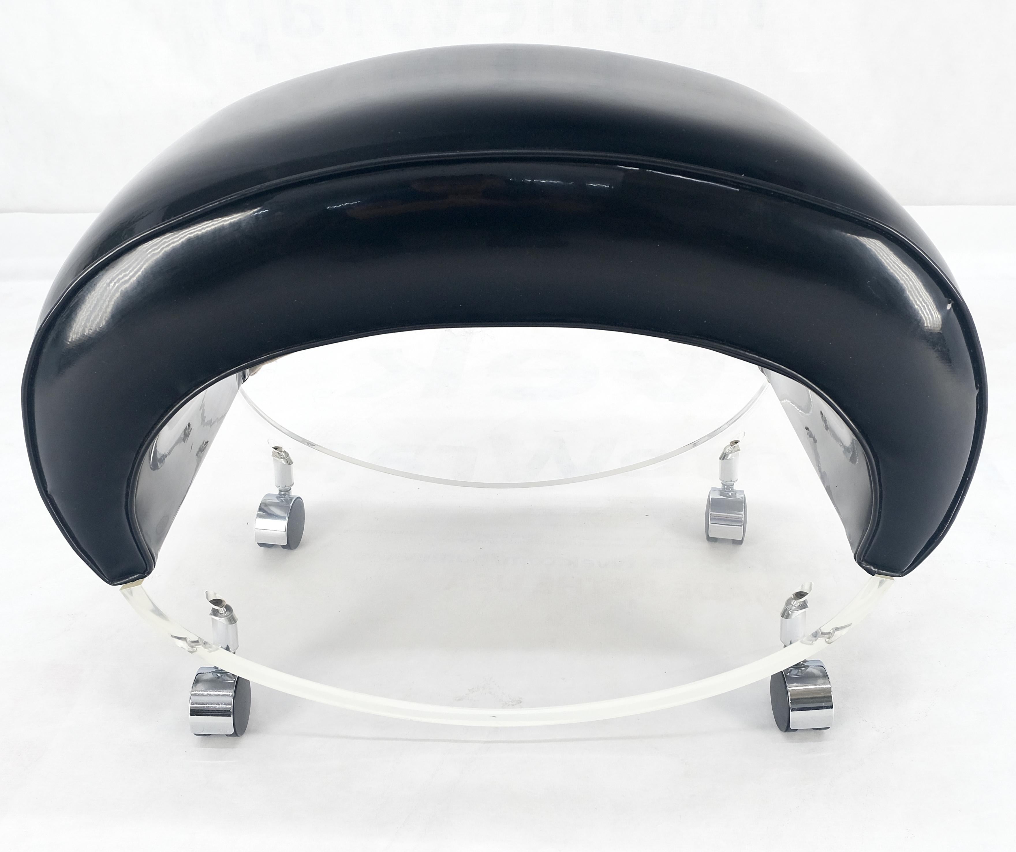 Banc futuriste en cuir verni noir avec assise ovale en lucite sur roulettes MINT en vente