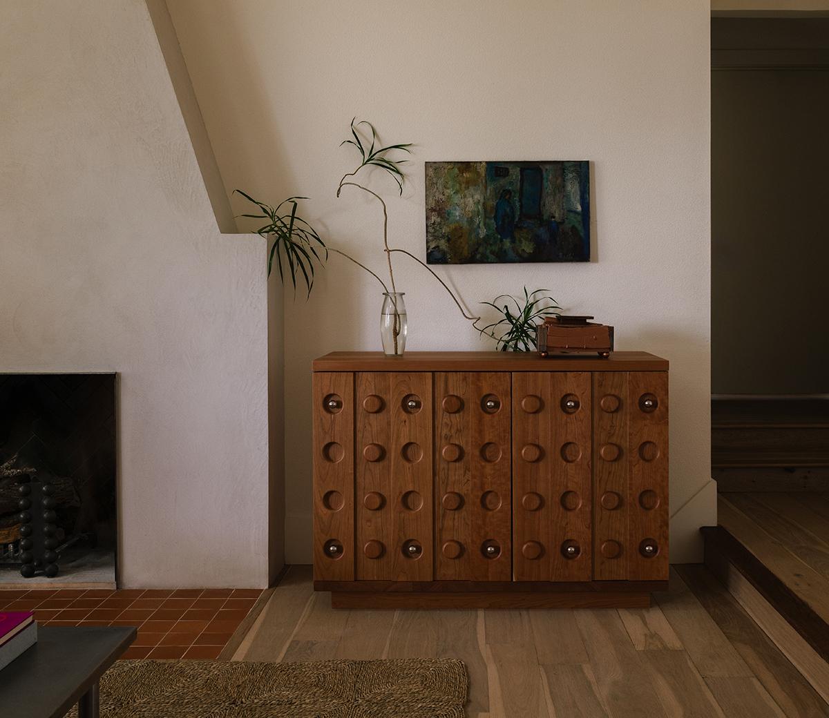 Inspirada en los armarios con detalles gráficos y metálicos de los años 30 -así como en los botones de caramelo que todos recordamos de nuestra infancia-, la Consola Bon está pensada para destacar en una habitación. Los herrajes -catorce pomos