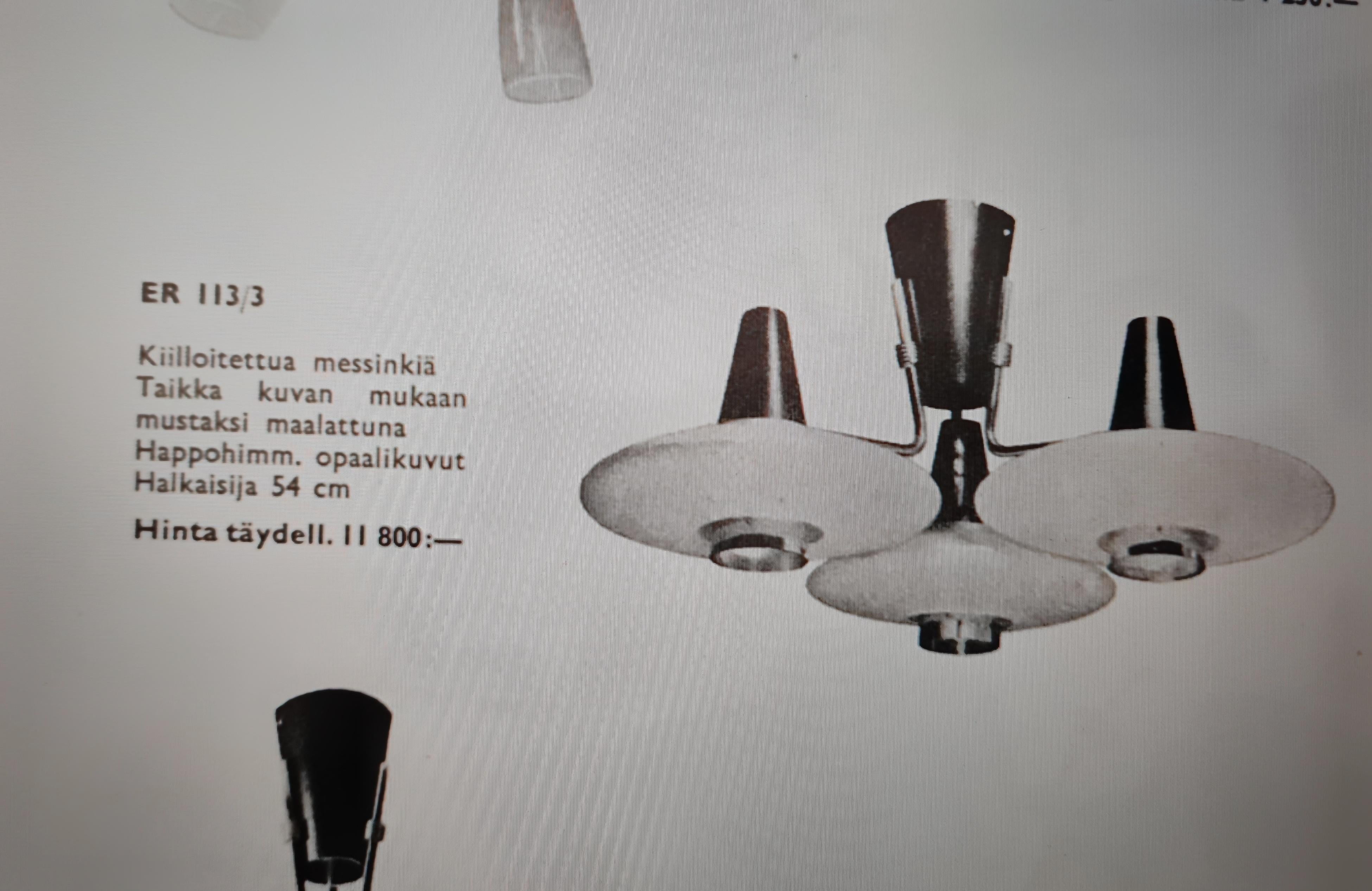 Una bellissima lampada futuristica di Itsu degli anni '50. Il design ricorda l'Enterprise di Guerre Stellari ed è una lampada perfetta per ogni amante della fantascienza o per una casa futuristica. La combinazione di bianco e nero con i dettagli in