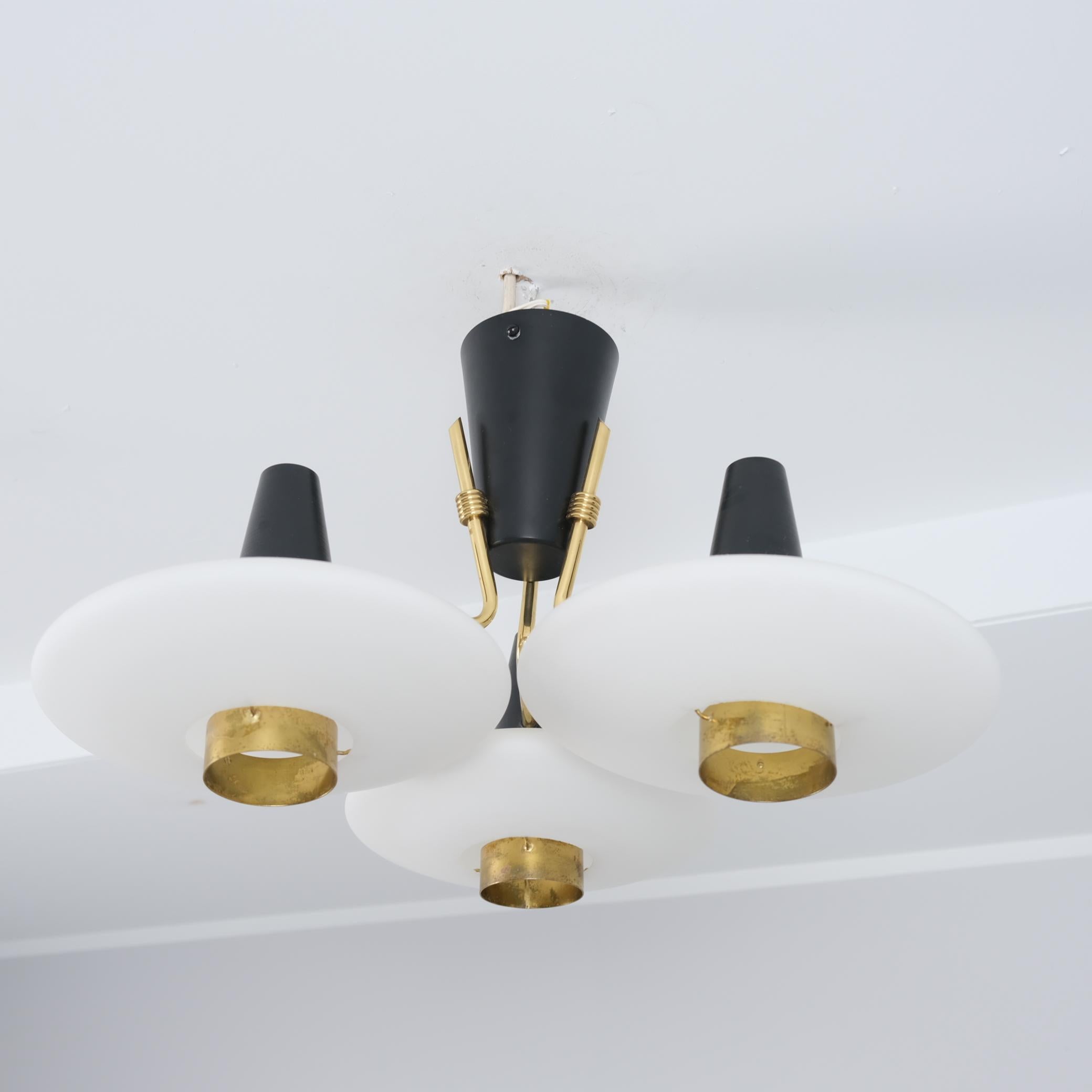 Una bellissima lampada futuristica di Itsu degli anni '50. Il design ricorda l'Enterprise di Guerre Stellari ed è una lampada perfetta per ogni amante della fantascienza o per una casa futuristica. La combinazione di bianco e nero con i dettagli in
