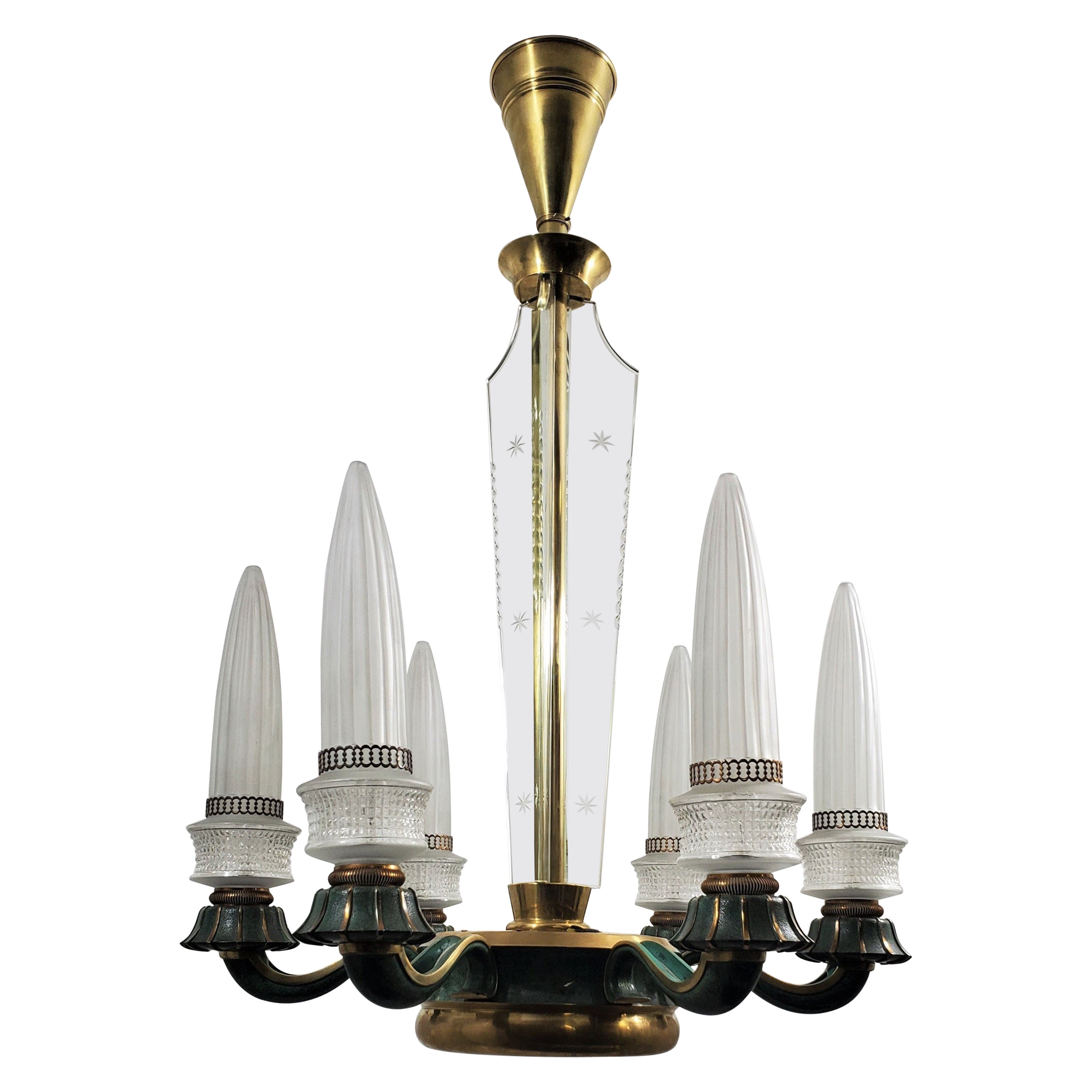 Ein seltener französischer Kronleuchter mit sechs raketenförmigen Glasschirmen an sechs sanft geschwungenen Armen, die mit wunderschön gearbeiteten, kannelierten Bobeches geschmückt sind. 
Die charakteristischen, spitz zulaufenden Milchglasschirme