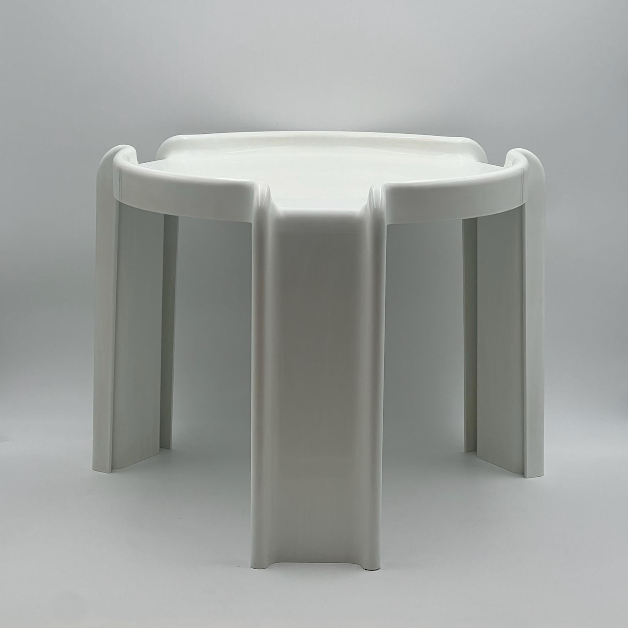 Iconic coffe table model 4905/6/7 designed by Giotto Stoppino in 1968, winner of the renowned Compasso D’Oro award in 1970s.

Designed in 1968 and honored with the prestigious Compasso D’Oro award in the 1970s, this coffee table represents a