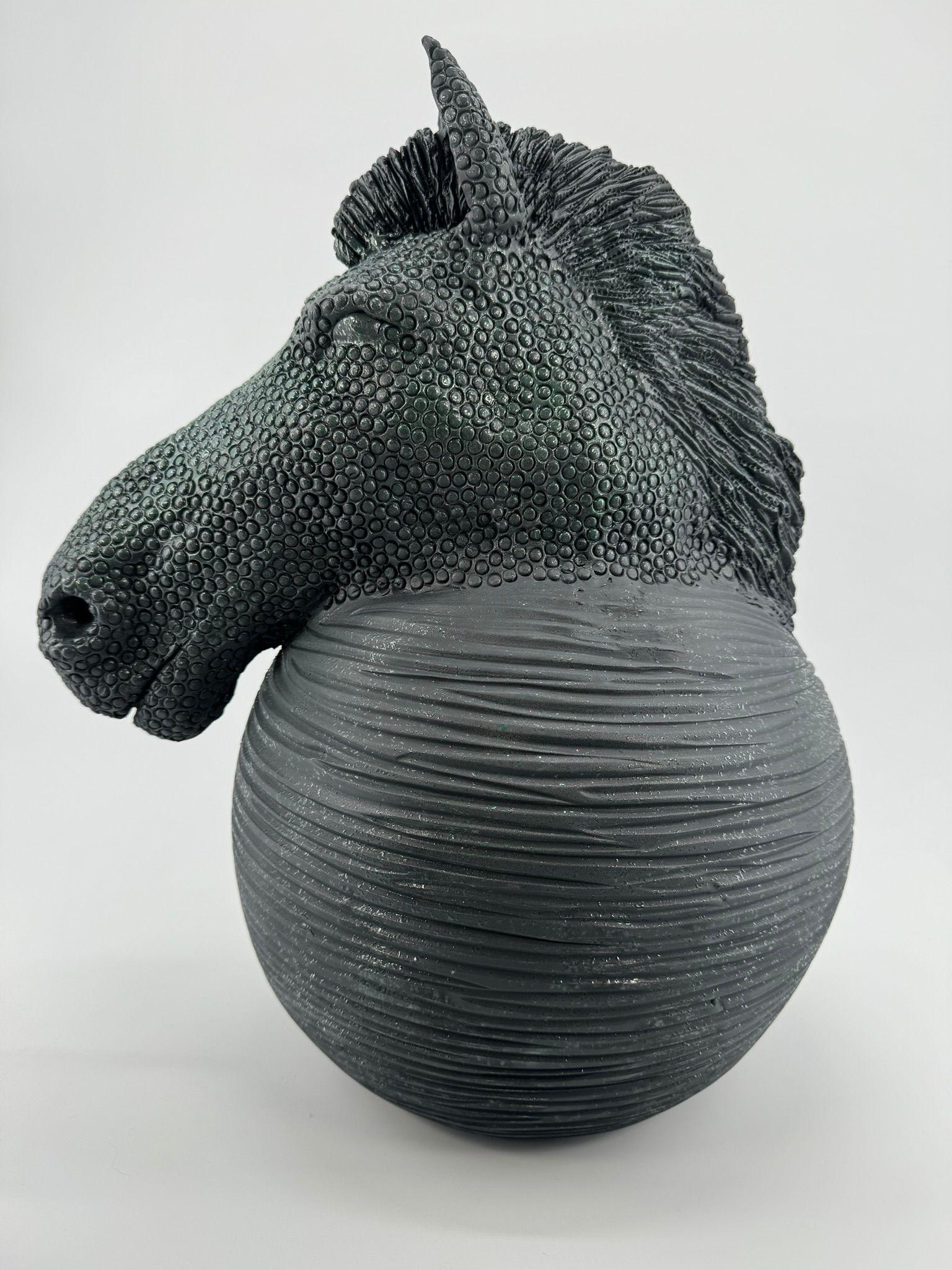 Das Stück ist eine einzigartige Darstellung eines Pferdes in einer modernen Form. Das Tier wird in behutsamer Handarbeit aus Ton hergestellt und von Hand bearbeitet. Alle Stücke von Mosche Bianche sind einzigartig, da sie ohne jegliche Form
