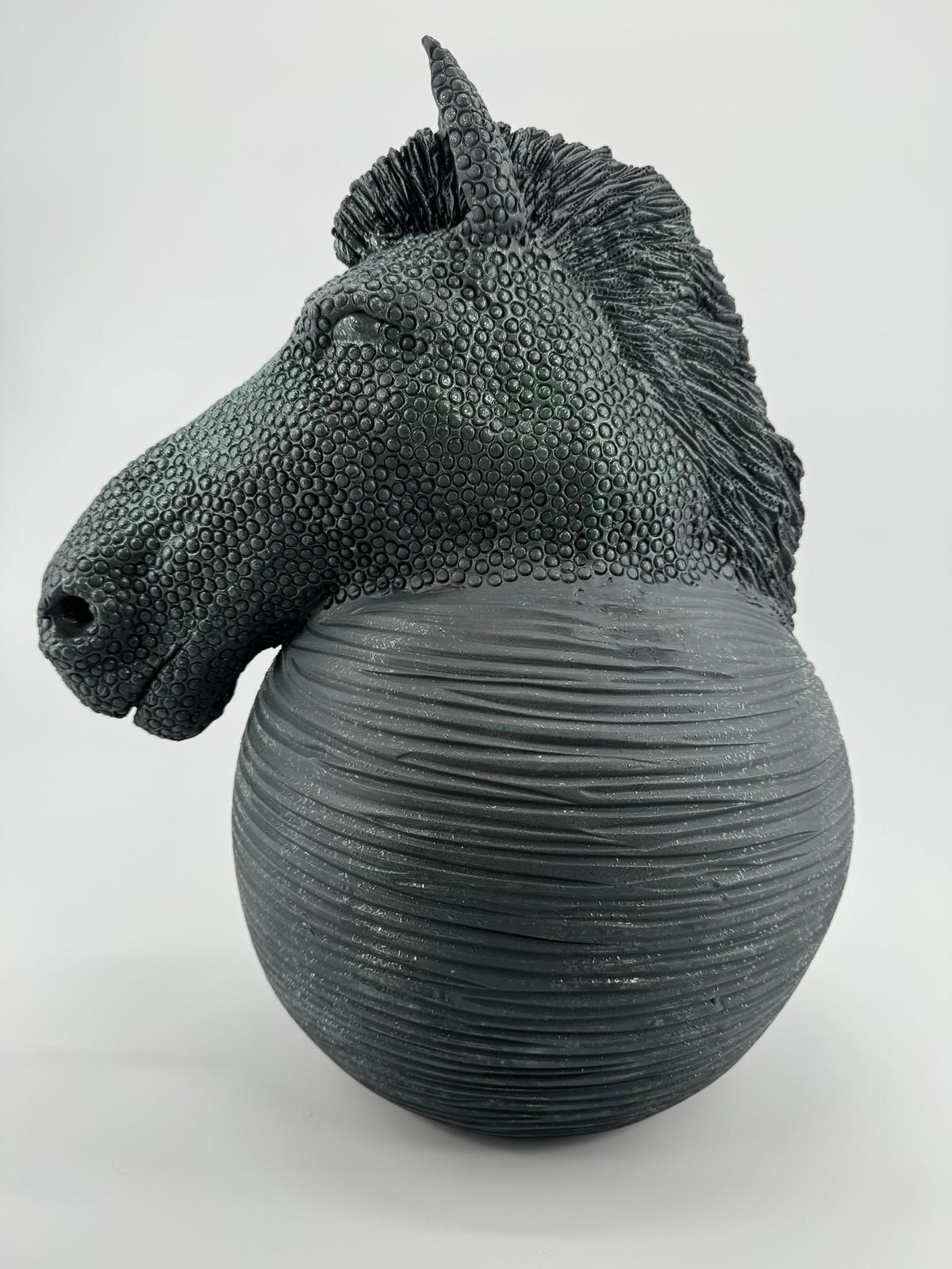 Futuristisches Pferd, einzigartiger Tafelaufsatz aus Keramik, handgefertigt ohne Form, NEU 2024 (Italienisch) im Angebot