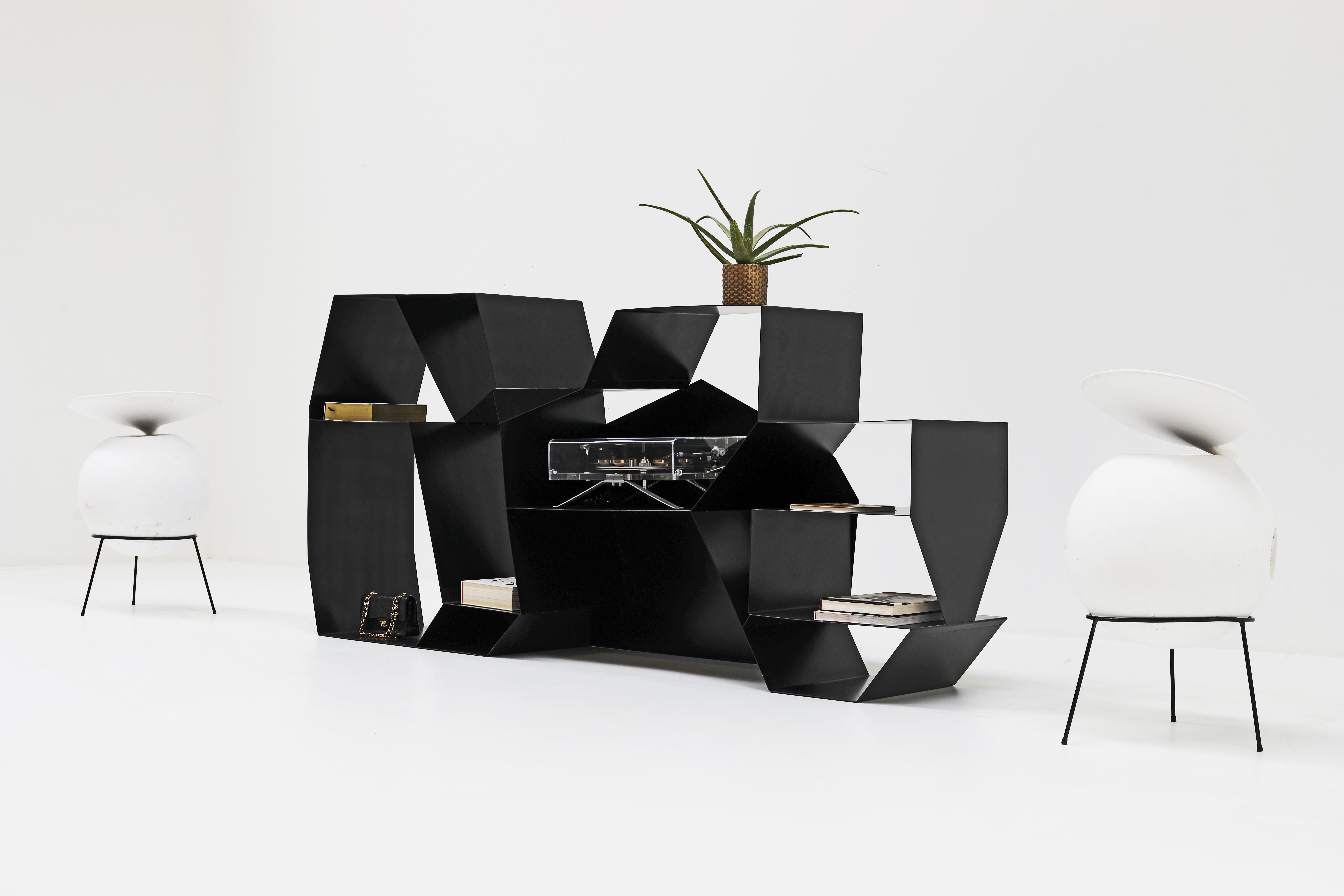 Einzigartiges Metall-Sideboard aus schwarz lackiertem Metall, erstaunliches abstraktes offenes Sideboard. Fantastischer Blickfang!

Dieses offene Sideboard hat eine asymmetrische Form und besteht aus mehreren Ebenen, die auf unterschiedlichen Höhen