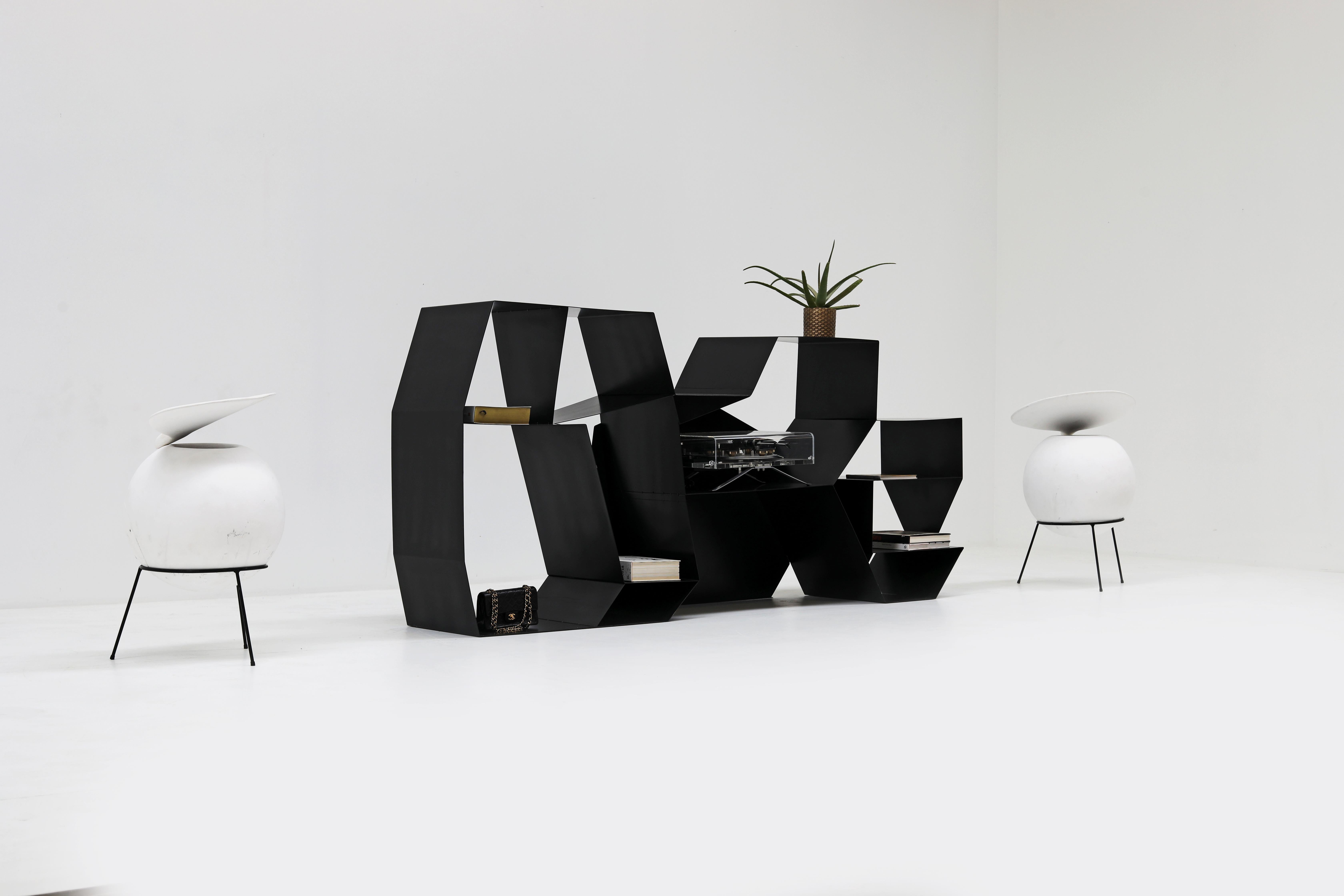 Futuristisches Sideboard aus Metall (Organische Moderne) im Angebot