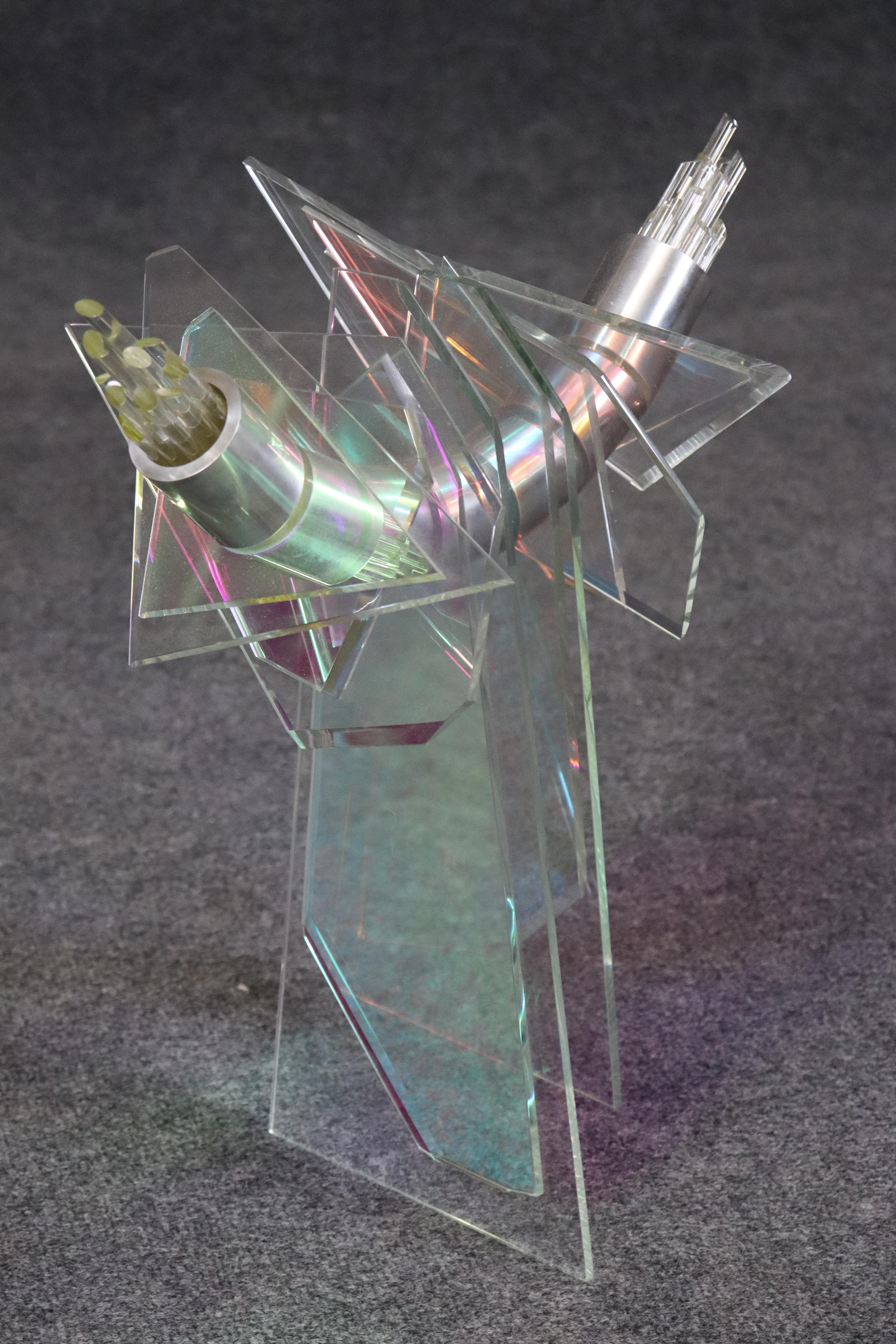 Il s'agit d'une lampe unique qui parle pratiquement d'elle-même. Il est fait de Lucite et de verre d'art avec des couleurs différentes rayonnant du verre lorsque vous changez la direction du regard. Il date des années 2000 et est en bon état.