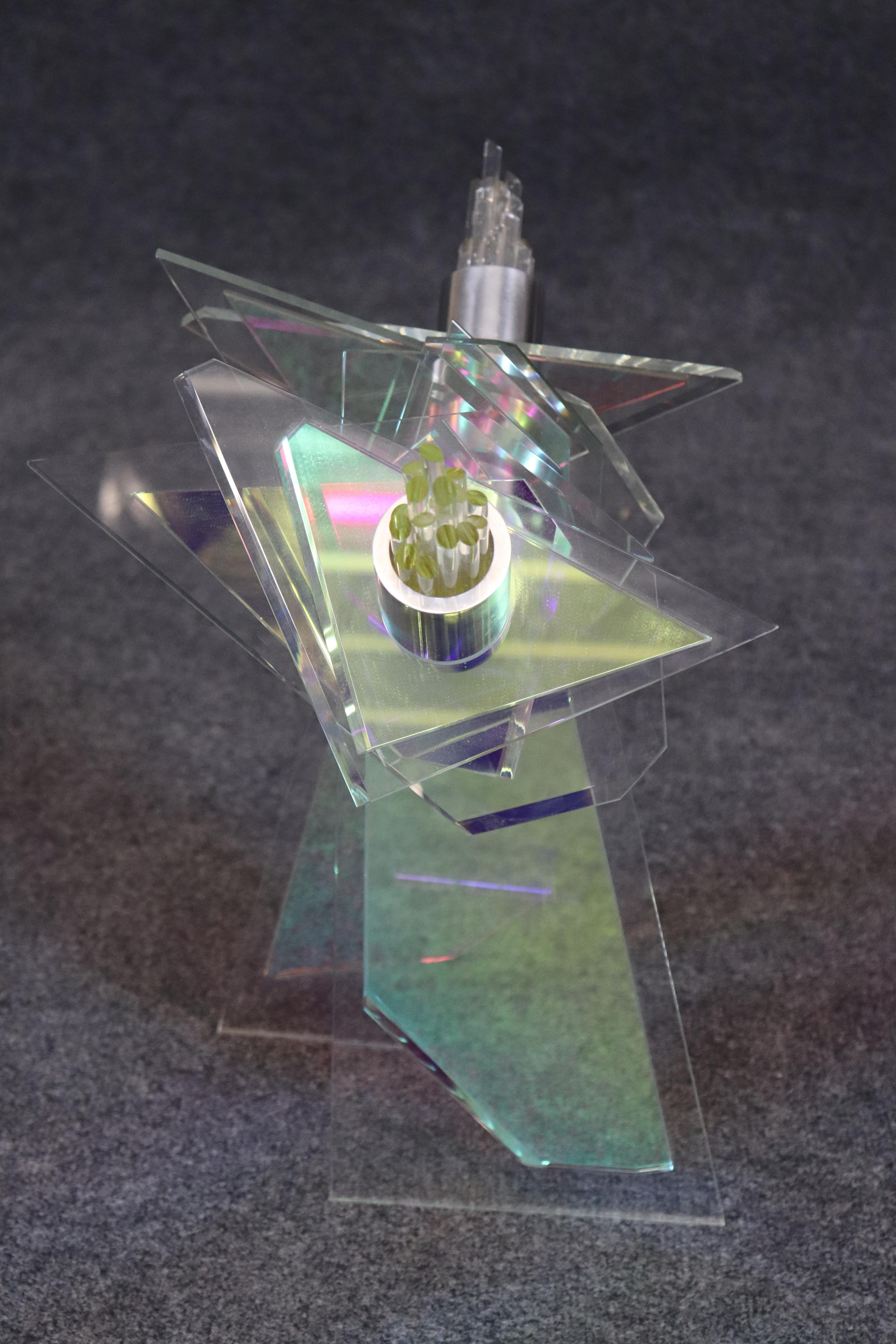XXIe siècle et contemporain Lampe de table futuriste en verre et lucite fabriquée en studio, The Moderns MCM en vente