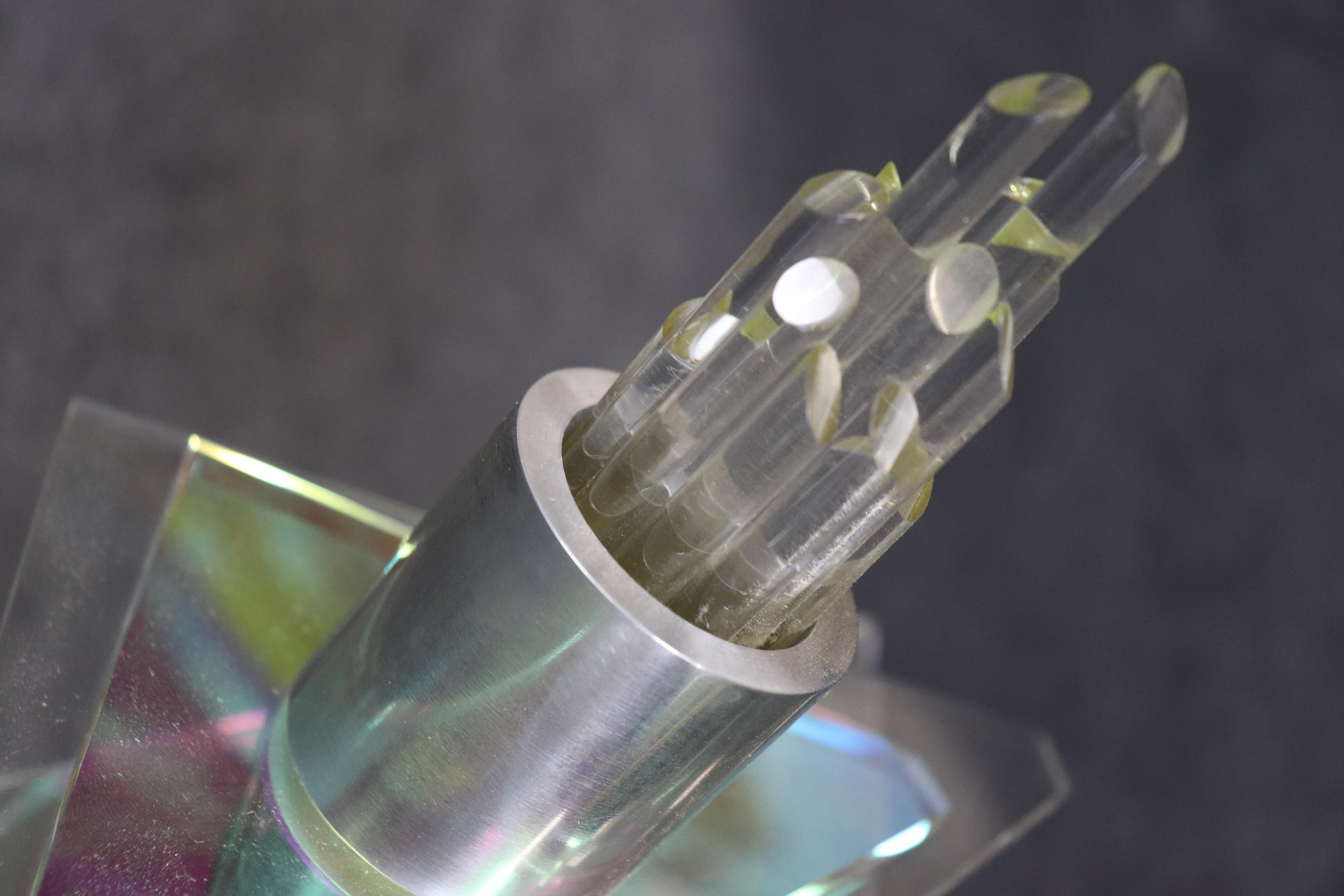 Verre d'art Lampe de table futuriste en verre et lucite fabriquée en studio, The Moderns MCM en vente