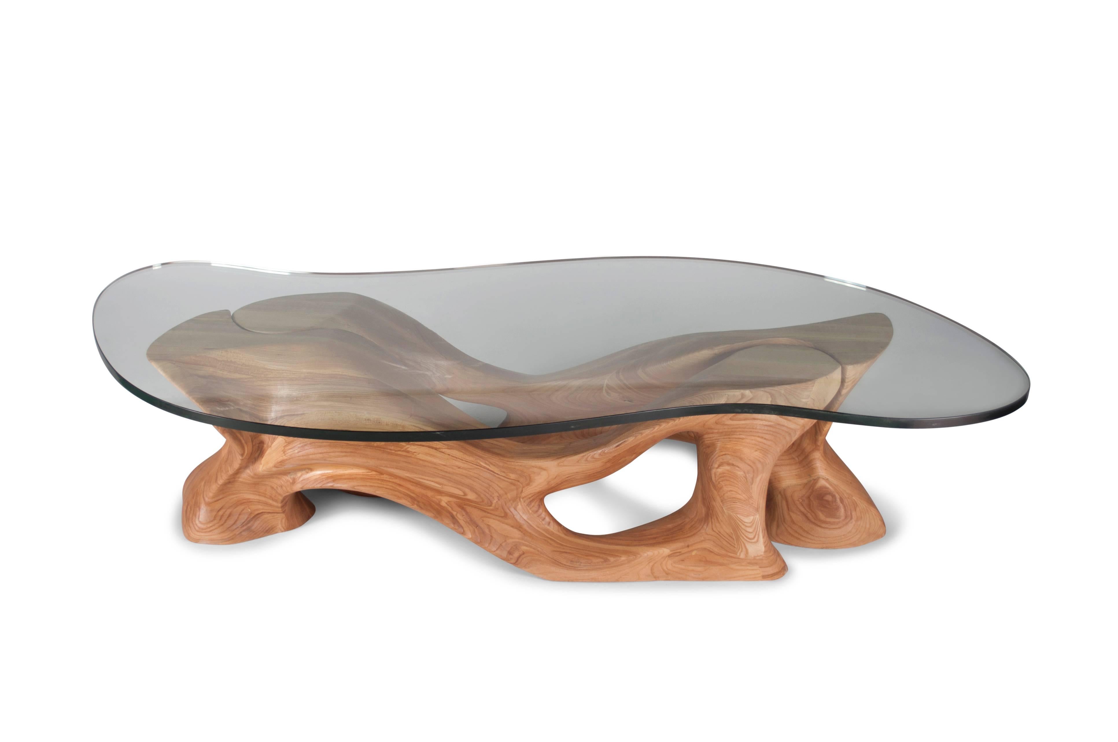 La table basse Crux est une table d'art sculpturale futuriste élégante avec une forme dynamique conçue et fabriquée par Amorph. La table Crux se compose de deux pièces identiques qui s'assemblent pour créer une forme élégante. La dimension de la