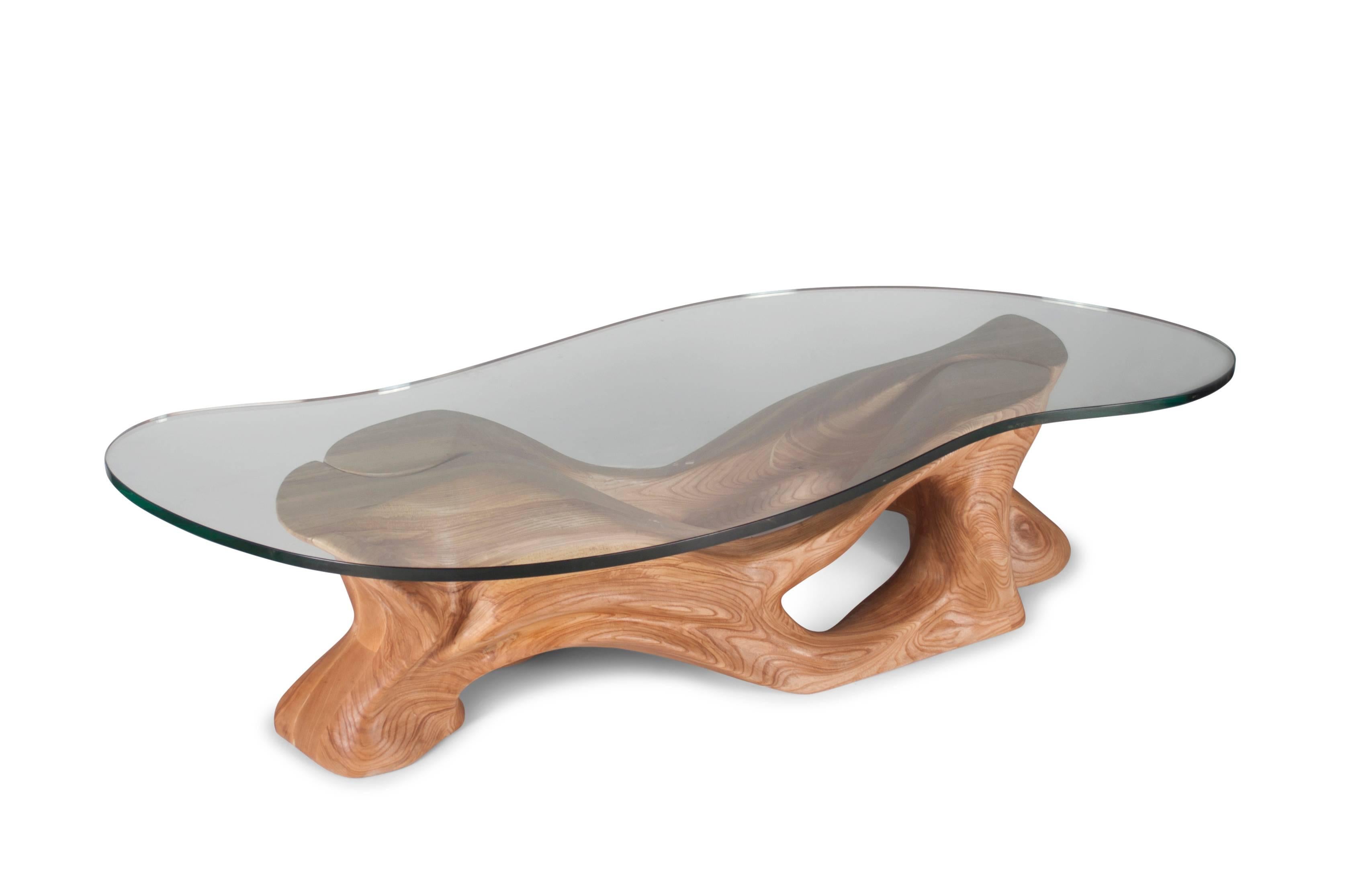Sculpté Table basse Amorph Crux Teinte Honey sur bois de frêne avec verre organique en vente