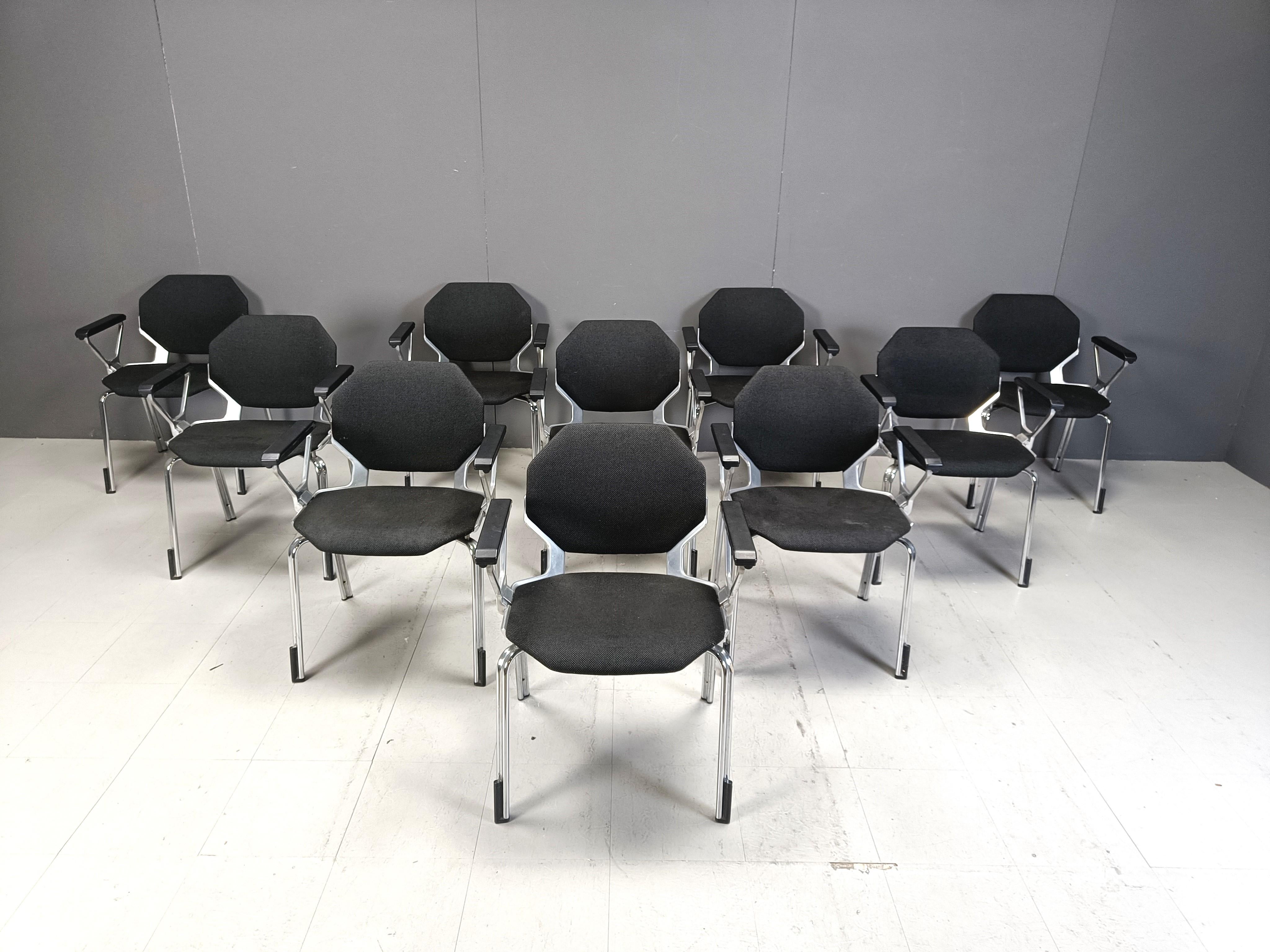 Sedie da pranzo dal design futuristico prodotte dall'azienda tedesca Froscher Sitform con struttura in metallo cromato e rivestimento in tessuto nero.

Buono stato

Anni '90 - Germania

Dimensioni:
Altezza: 80 cm
Larghezza: 62 cm
Profondità: 50