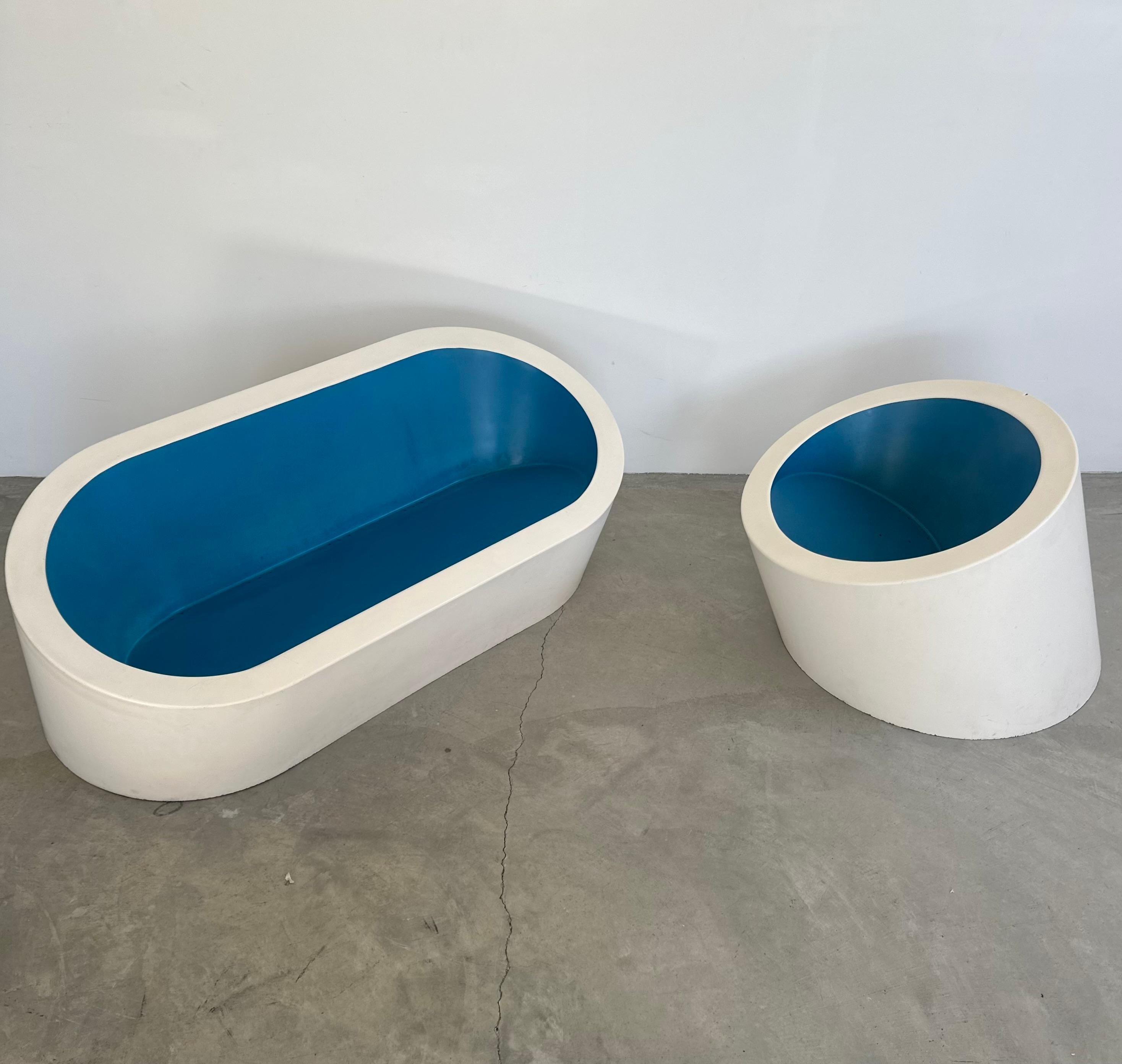 Einzigartiges futuristisches Terrassenset. Perfekt zum Faulenzen am Pool, auf der Terrasse oder als verspielte Ergänzung für jeden Innenbereich. Mit seinem ultramodernen Design, der Farbgebung in Azurblau/Reinweiß und der zylindrischen