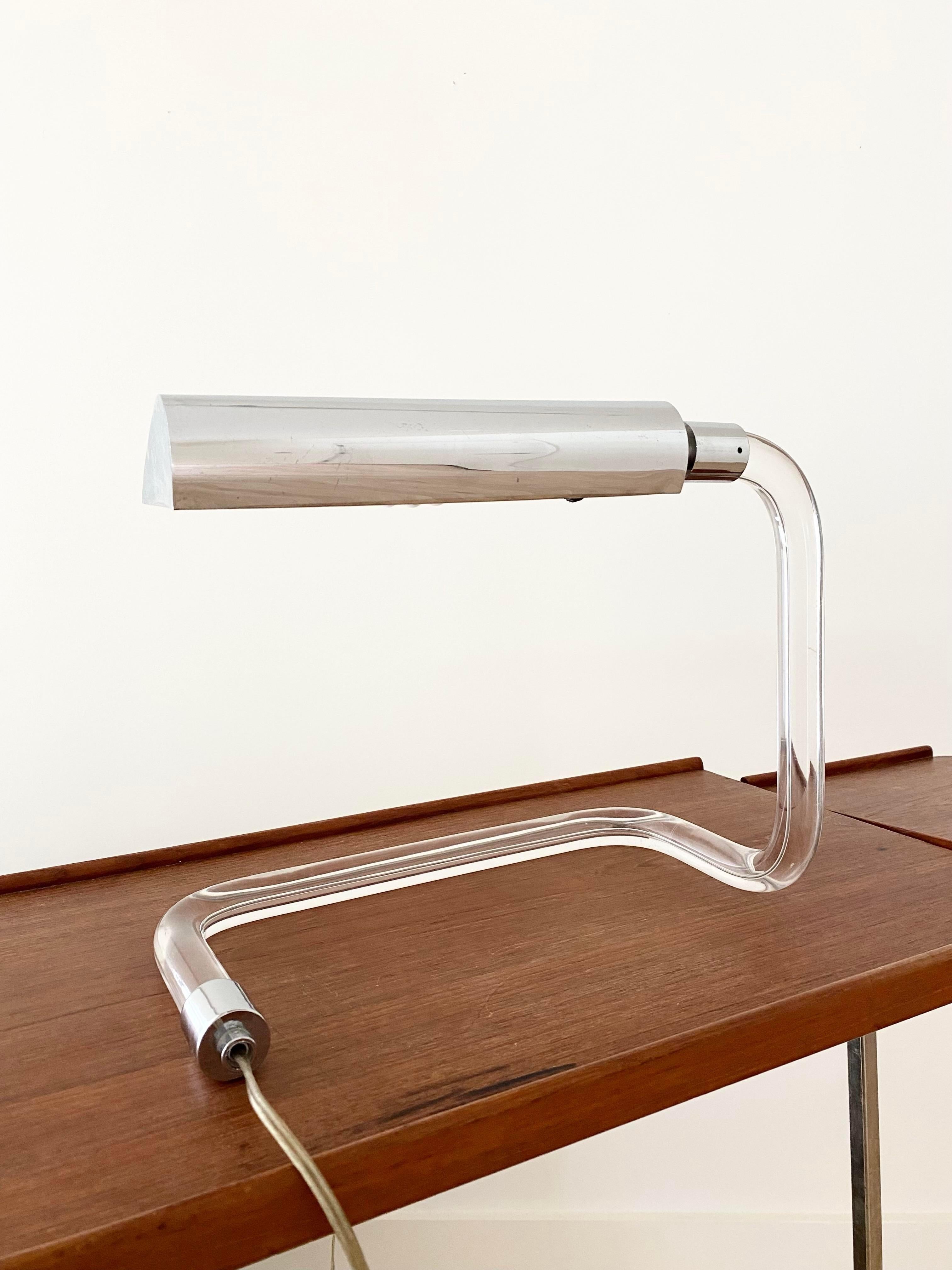 Lampe de table conçue par Peter Hamburger pour Knoll International vers les années 1960. Fabriqué en acrylique avec un abat-jour réglable en métal chromé. Excellent état. Kovacs a produit cette lampe pour Knoll International.

13ʺW × 7ʺD × 11ʺL

Un