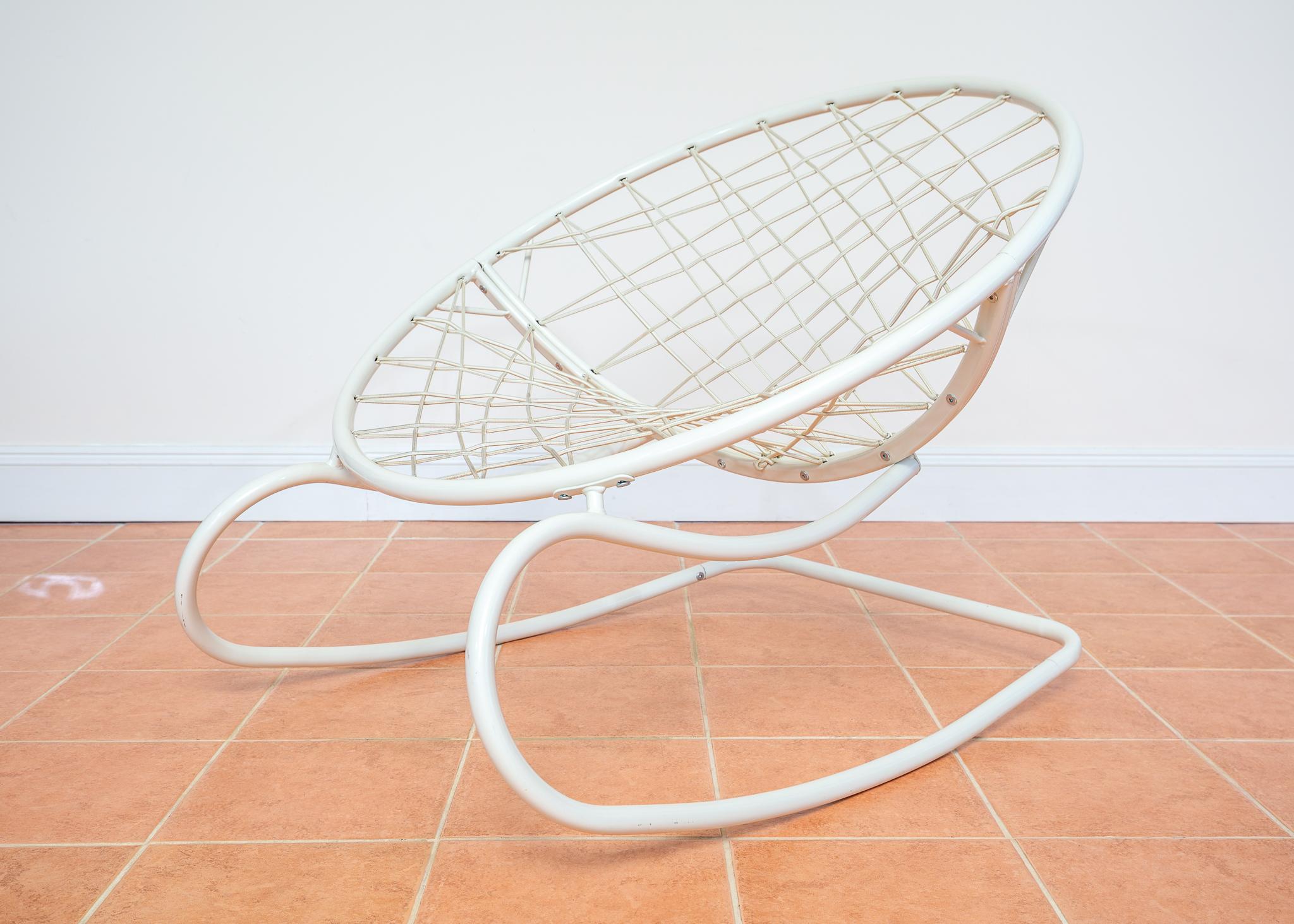 Una sedia a dondolo di design incredibilmente bella, originale ed estremamente comoda in condizioni vintage. Disegnata dalla leggenda del The Modern Scandinavian Design Niels Gammelgaard, questa sedia a dondolo favolosamente futuristica farà bella