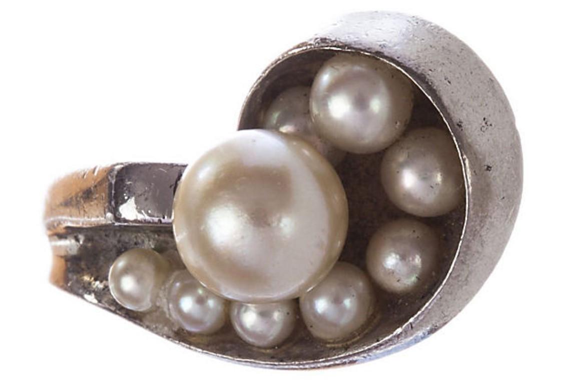 Sterling silver and cultured pearl ring, circa 1945. Size: 7. Face of the ring, 16 mm x 20 mm. Pearls, 8 mm; 4 mm; 3 mm. Ring band, 4 mm W. Marked: 
