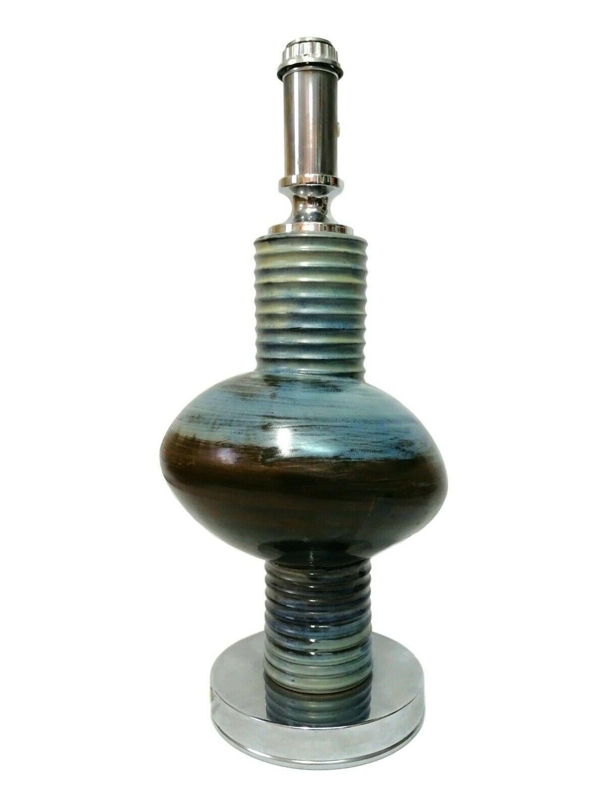 Splendide et rare lampe de table futuriste en céramique originale des années 70

Travail de la vague avec des ellipses centrales, dans des tons de bleu et de brun foncé, base ronde en métal chromé

Il mesure un peu moins de 60 cm de hauteur, 40