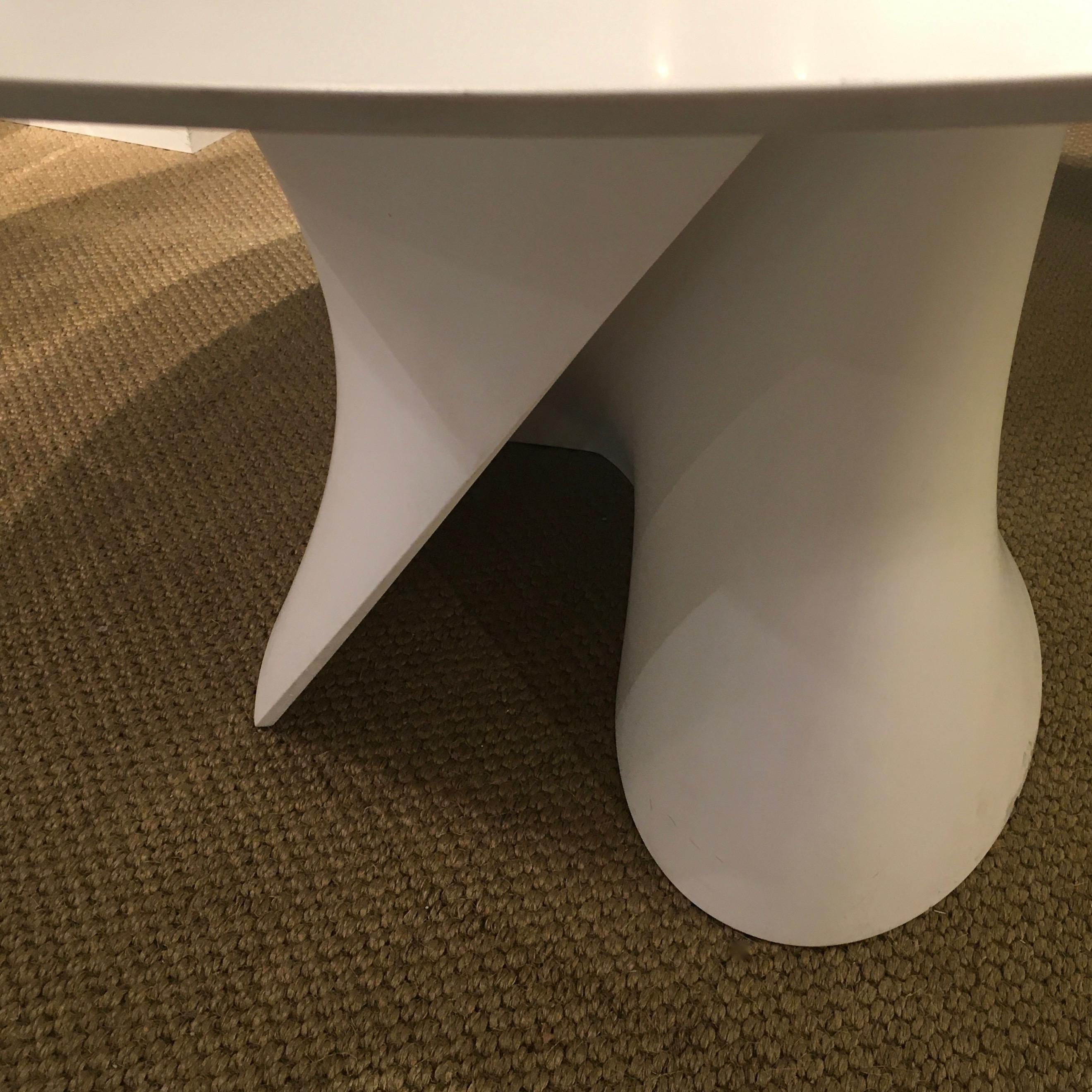 Large circular dining table with a central base, all in cristalplant (a mix of natural minerals and acrylic)
Beveled edge top on a twisted S shape base.
Design by Belgian designer Xavier Lust around 2007.
Italy 2007.