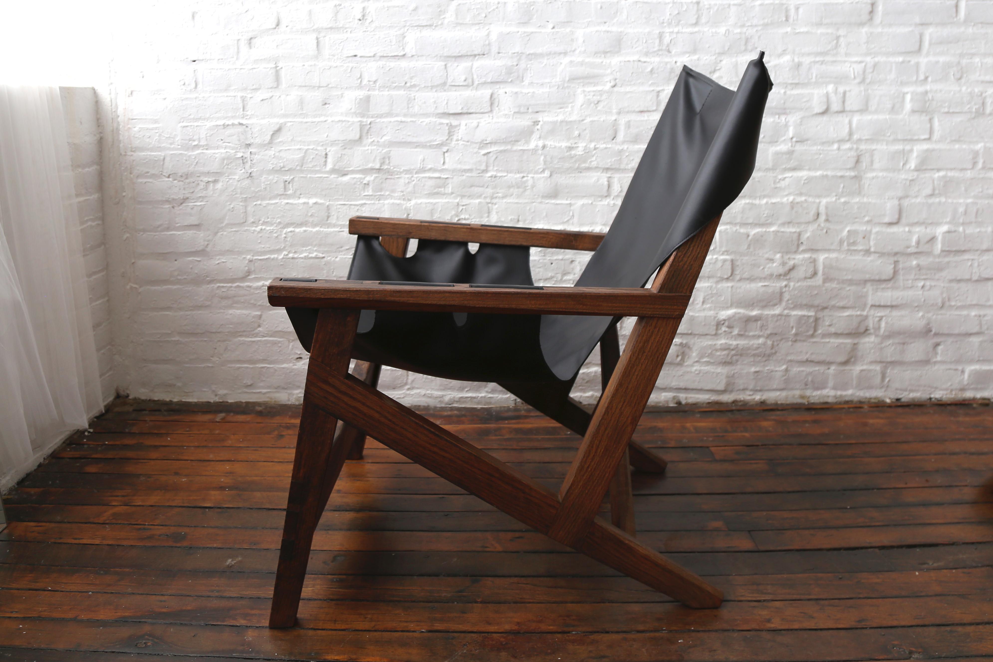 Fuugs Sling Chair aus geschwärzter Eiche mit Korbweide-Lederriemen (amerikanisch) im Angebot