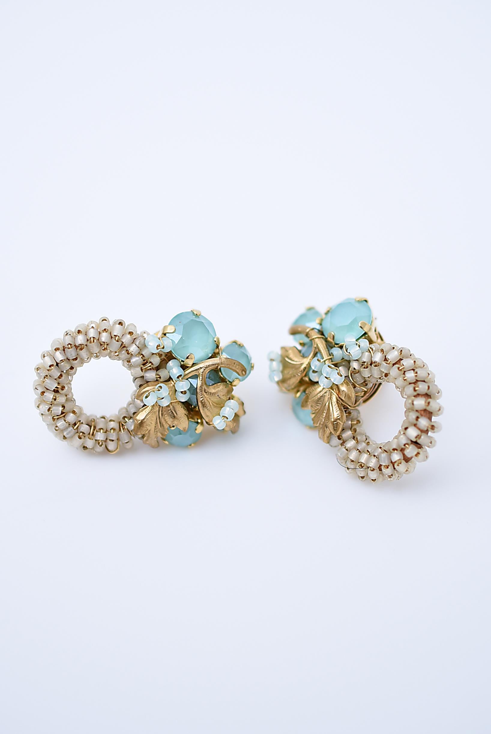 material:1970’s American vintage parts,glass beads,brass,swarovski,stainless
size:length 3.5cm

It's like wearing a bouquet.
It sits snugly on your ear and does not sway.
The many fresh mint green Swarovski crystals on the earrings sparkle in the