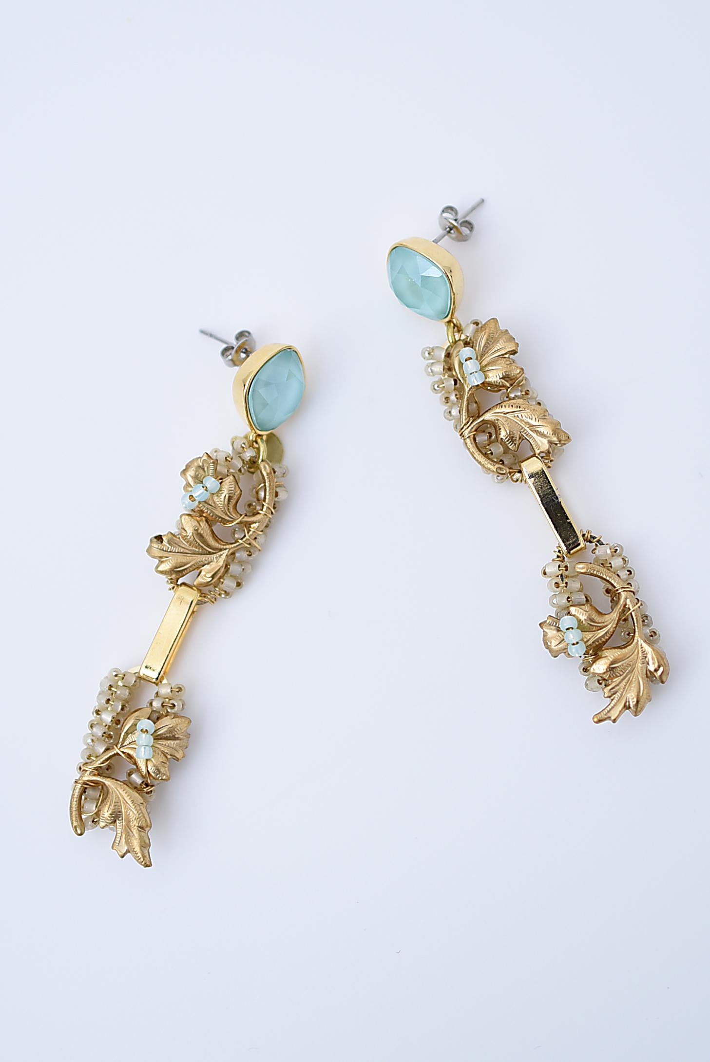 material:1970’s American vintage parts,glass beads,brass,swarovski,stainless
size:length 7cm

The refreshing mint green Swarovski sits snugly on the ear.
The lower part of the Swarovski is wiggling and swaying.
Although the earrings are long, they